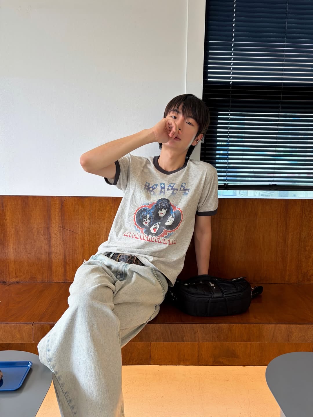 MAINBOOTH X KISS USA Logo T-shirt Gray 착용 스타일 - 5