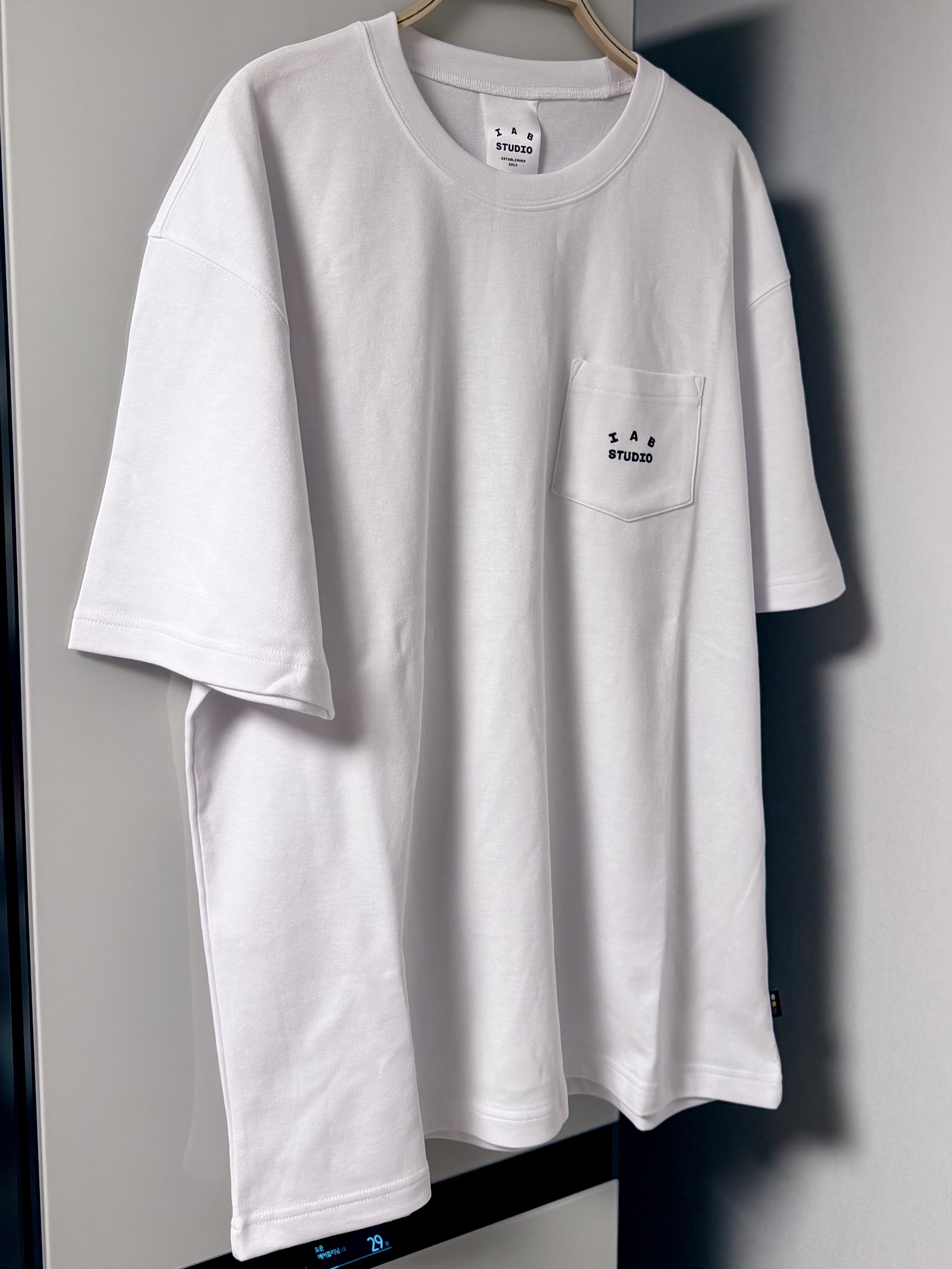 IAB Studio IAB Pocket T-shirt White 착용 스타일