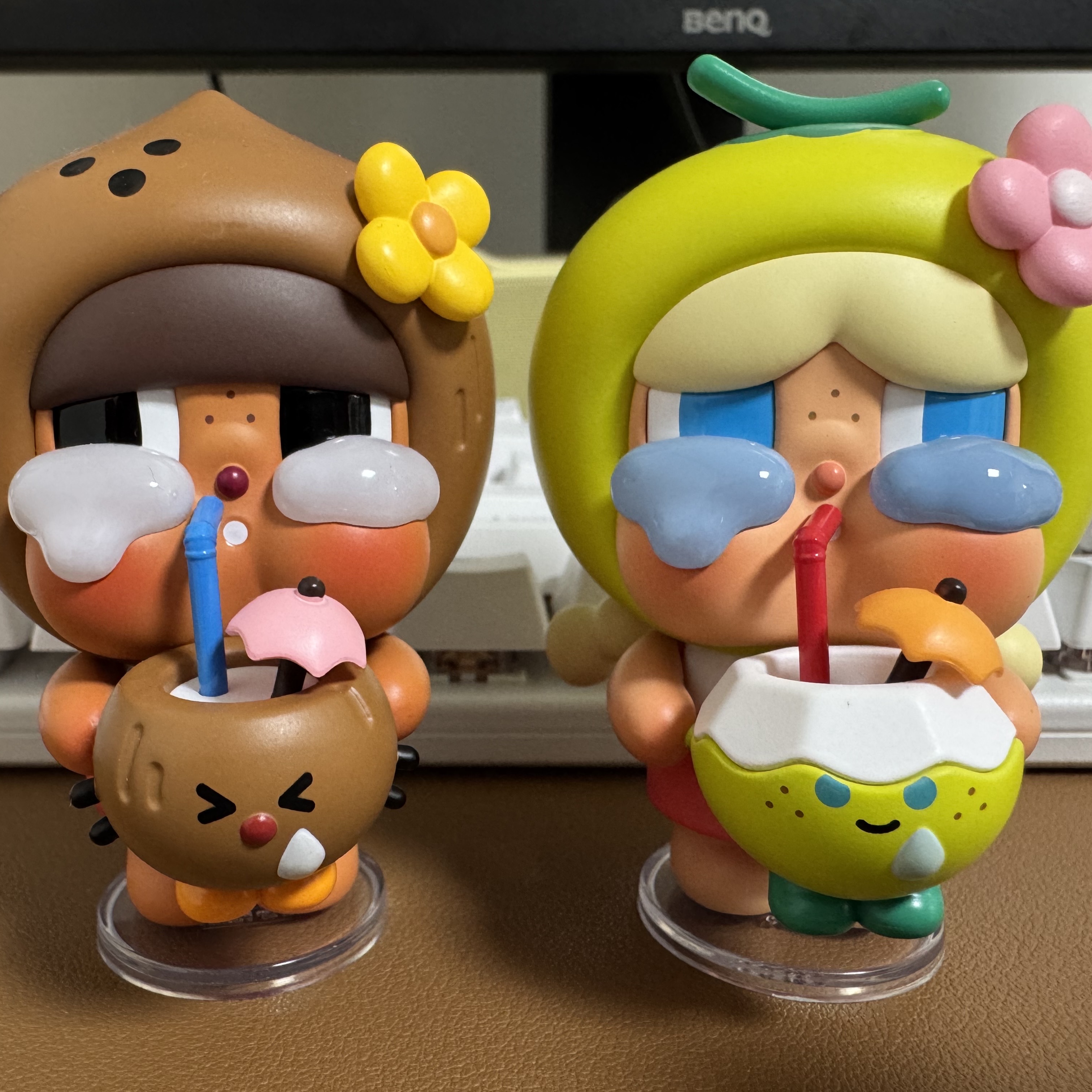 Pop Mart Crybaby Coconut Figure Green, Pop Mart Crybaby Coconut Figure Brown 착용 스타일