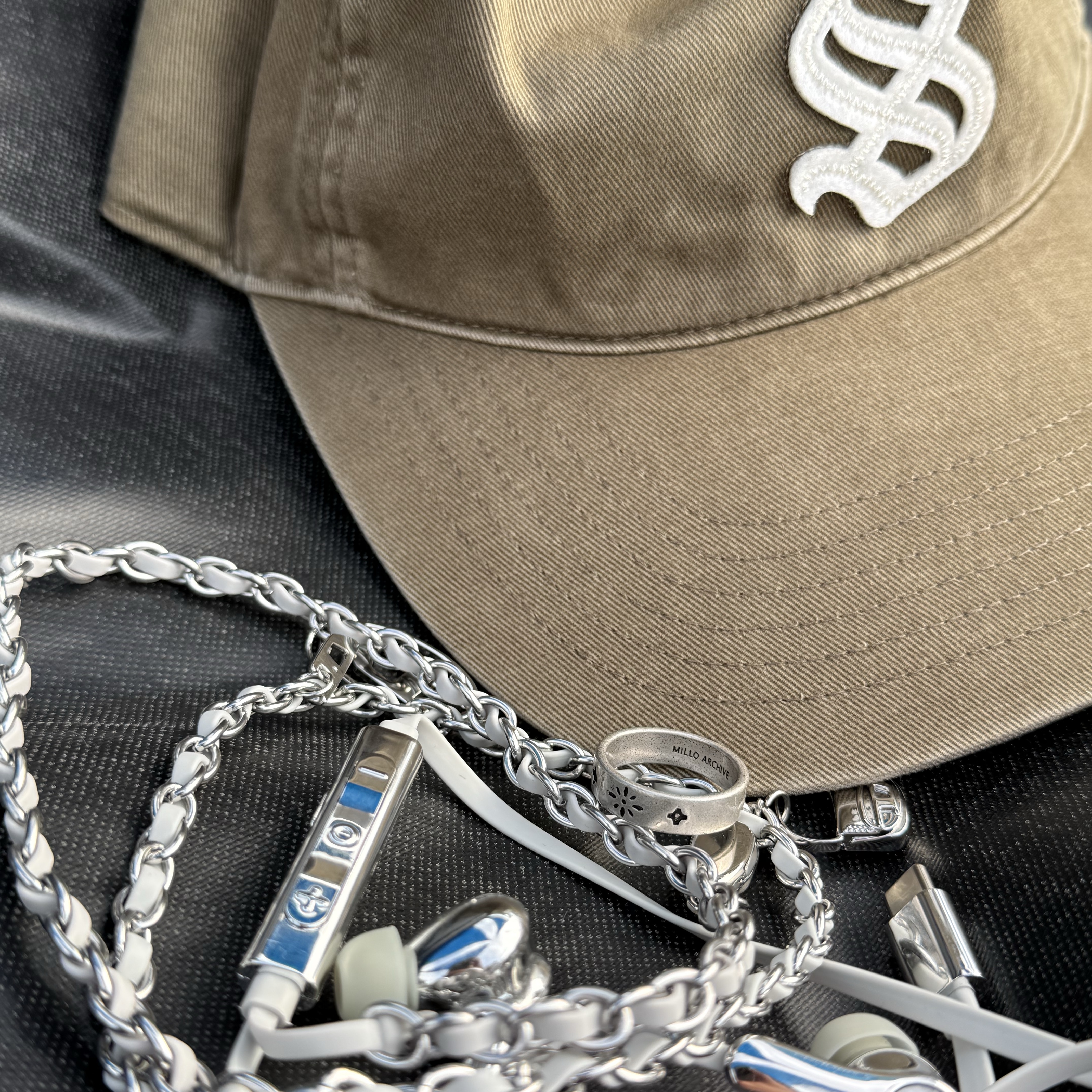 Sunday Ceremony Old English Applique Logo Cap - Light Brown, Diesel Wired Earbuds Silver (Korean Ver.) 착용 스타일 - 4