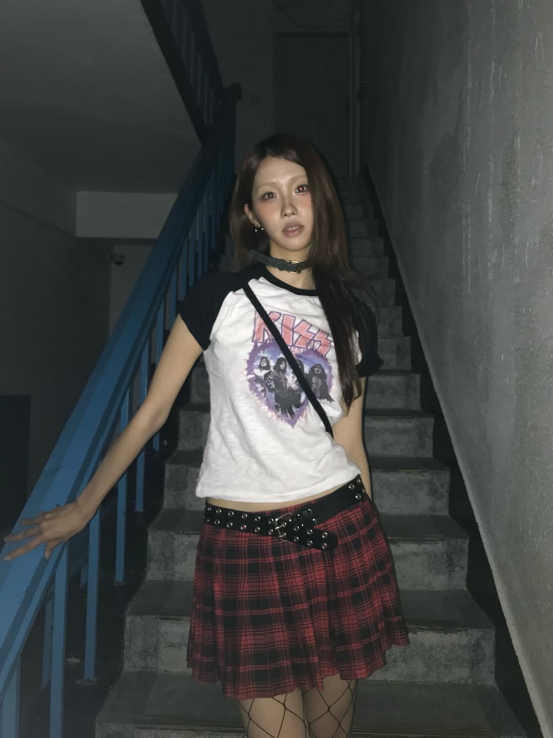 MAINBOOTH X KISS Woman Heart T-shirt White 착용 스타일 - 1