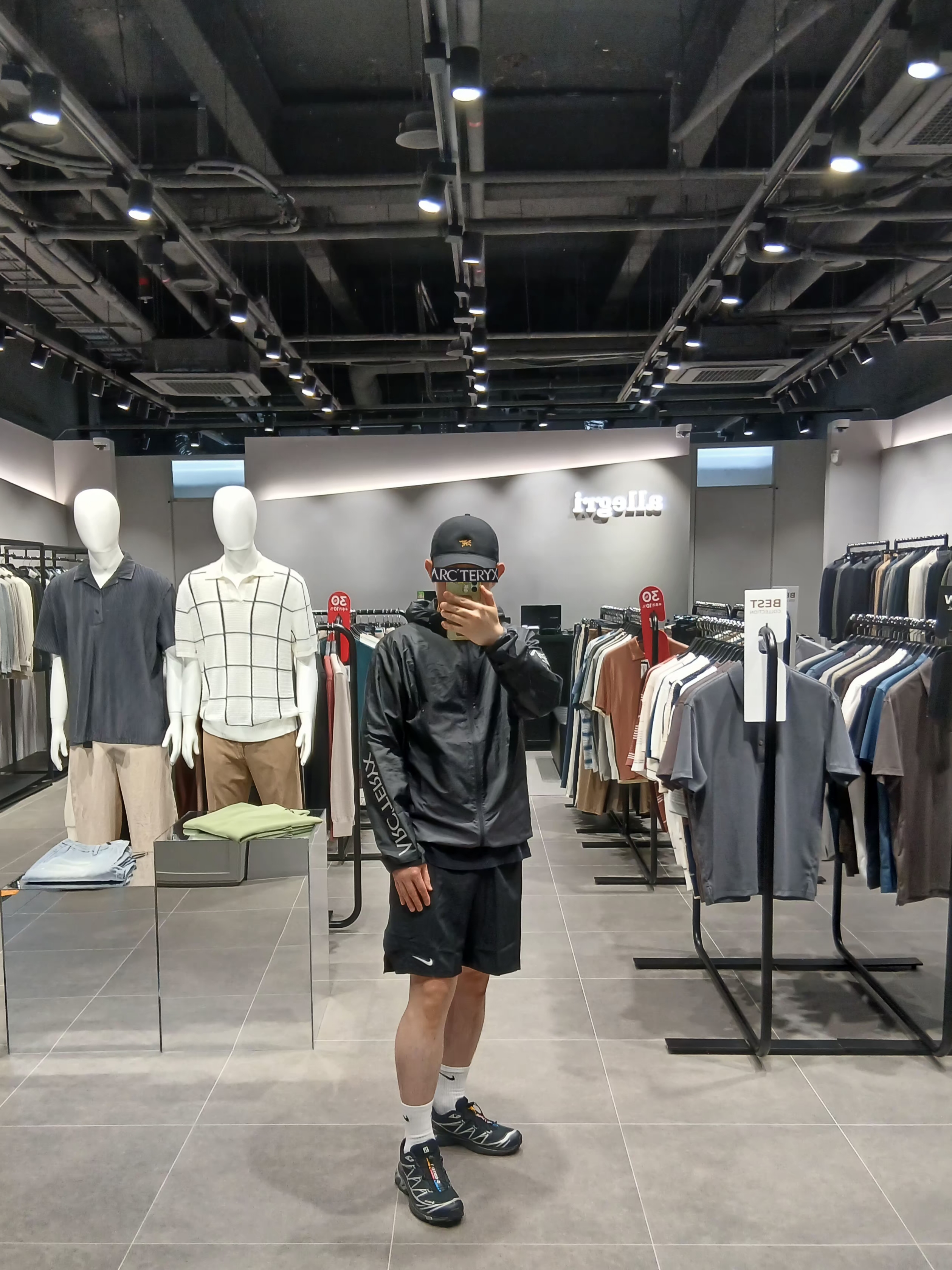 Arc'teryx Norvan Windshell Hoody Black Graphite, Arc'teryx Norvan Windshell Hoody Black Graphite 착용 스타일 - 1