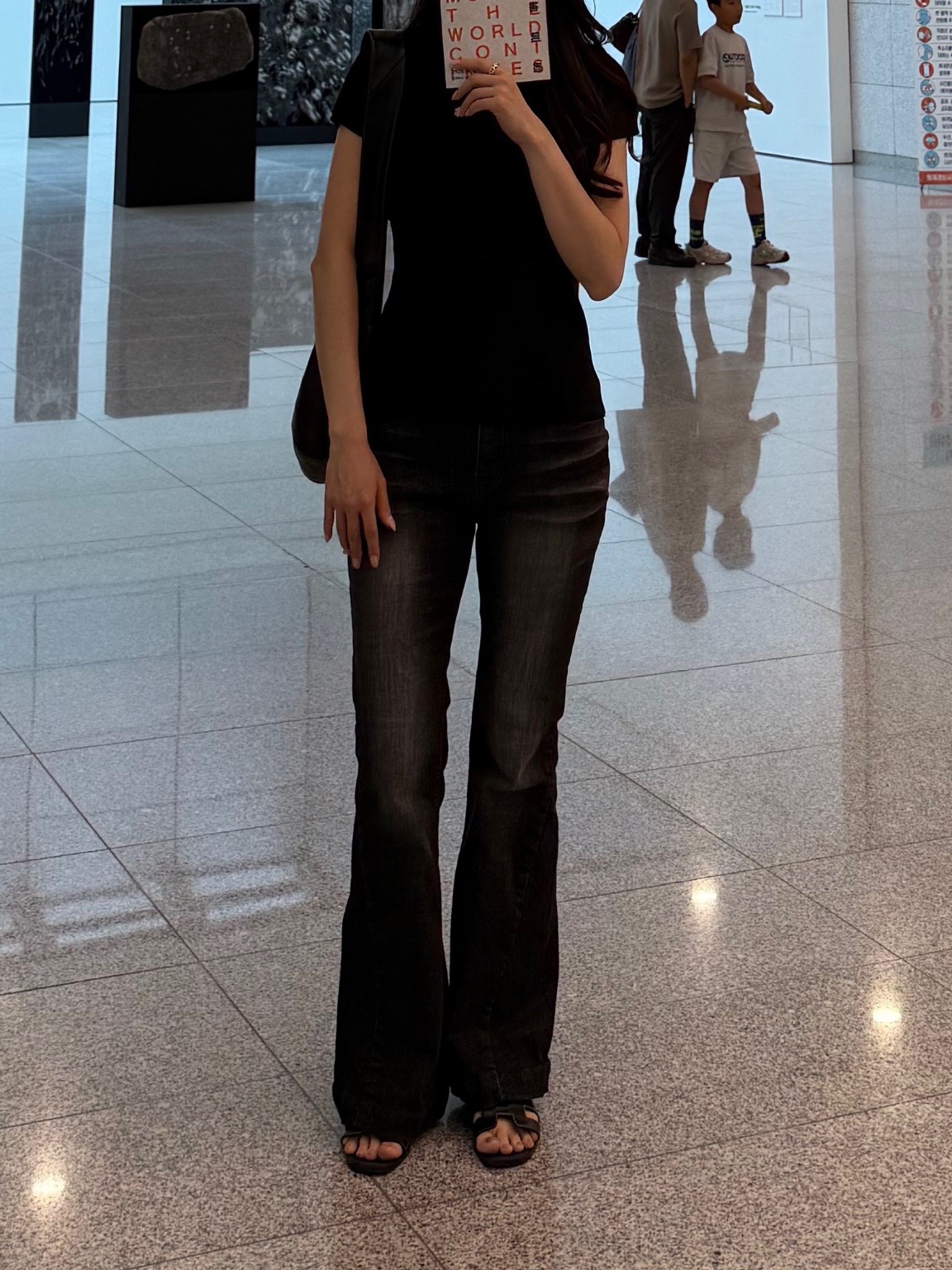 (W) Pleats Please Issey Miyake Mist Basics Top Black, Lemaire Small Croissant Bag Soft Nappa Leather Black 착용 스타일 - 4