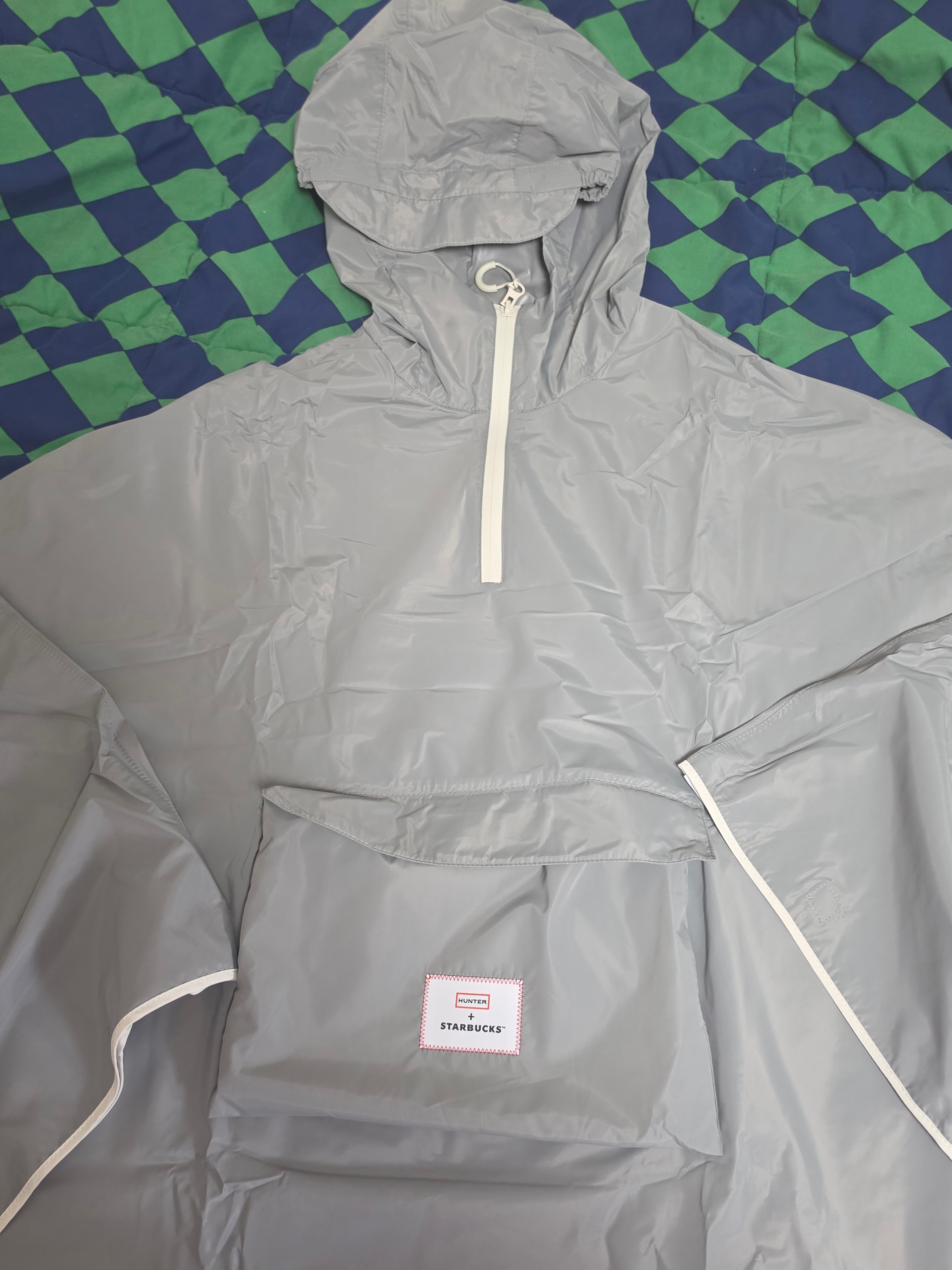 Starbucks x Hunter Light Rain Poncho Gray 착용 스타일
