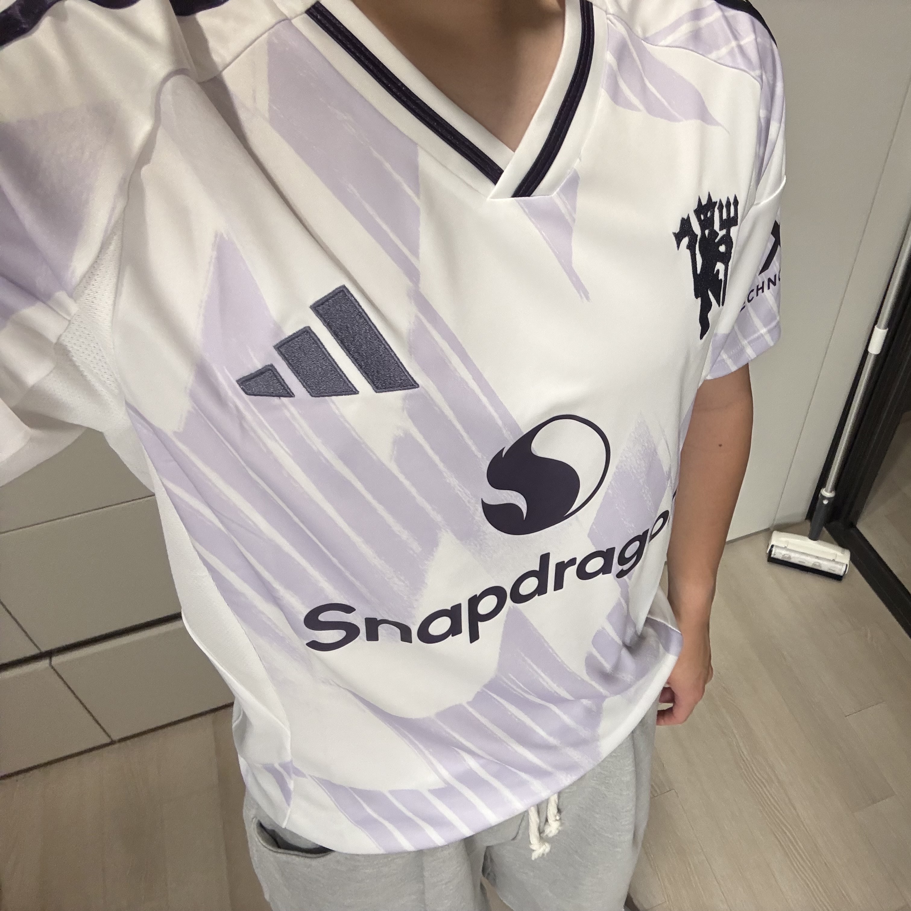Adidas Manchester United 2025/26 Away Jersey White - KR Sizing (Non Marking Ver.), AMOU Molly One Tuck Bermuda Pants Gray 착용 스타일 - 1