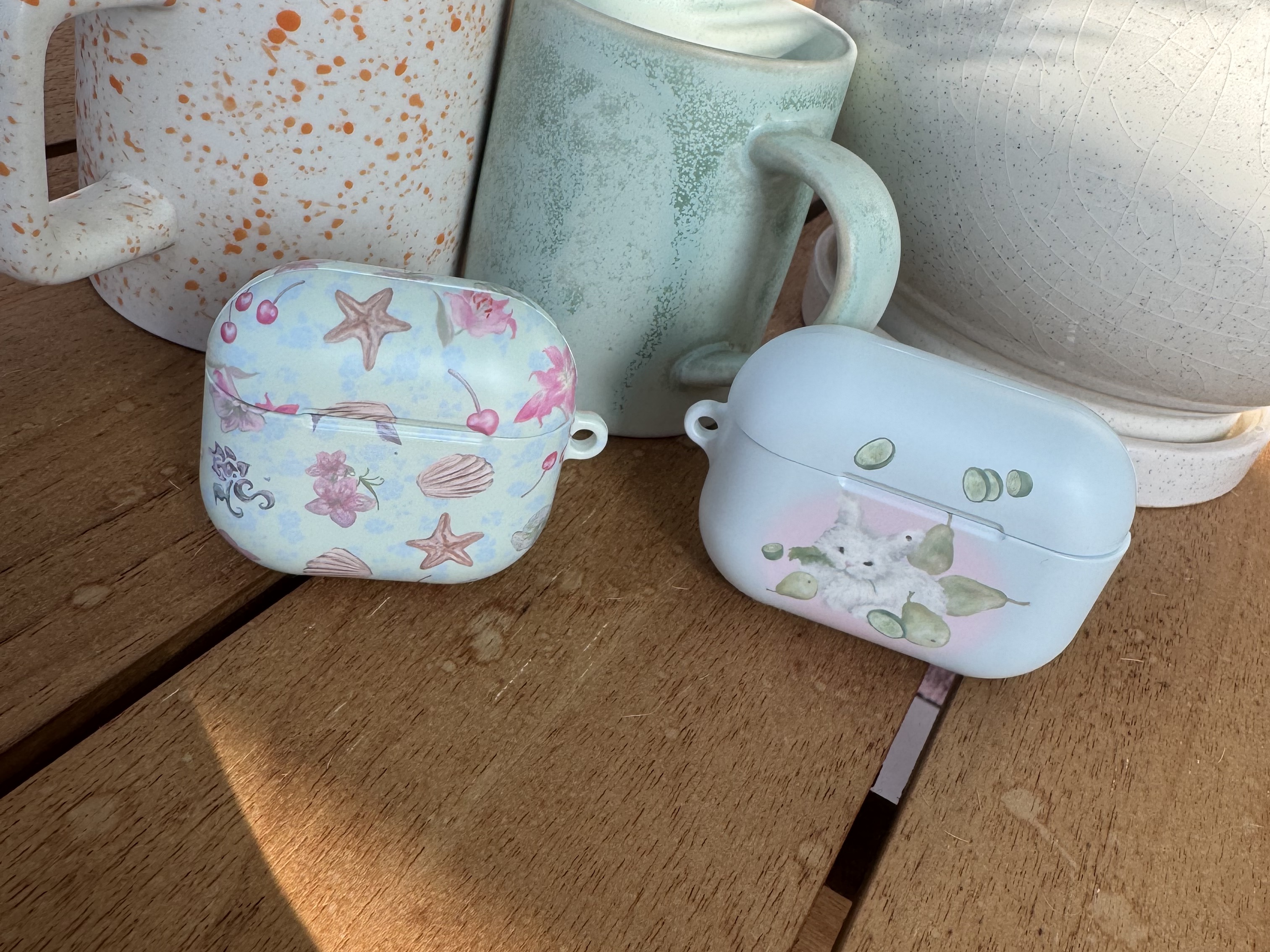 Musemood Island AirPods Case, Musemood Pear Rabbit AirPods Case 착용 스타일 - 1
