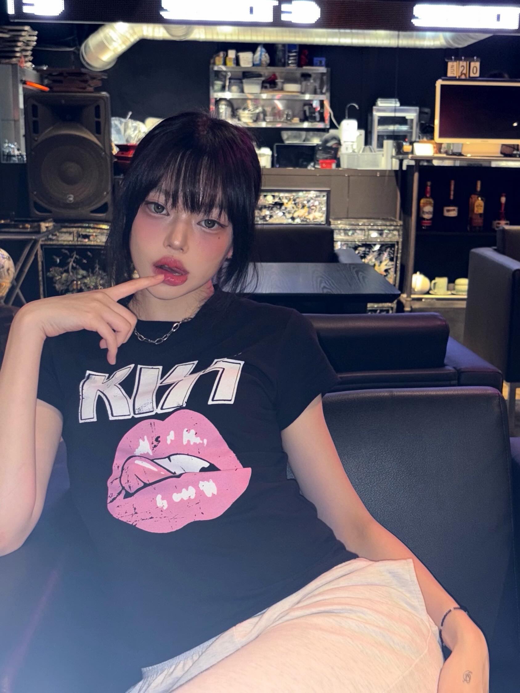 MAINBOOTH X KISS Woman Vintage Lip T-shirt Black 착용 스타일 - 2