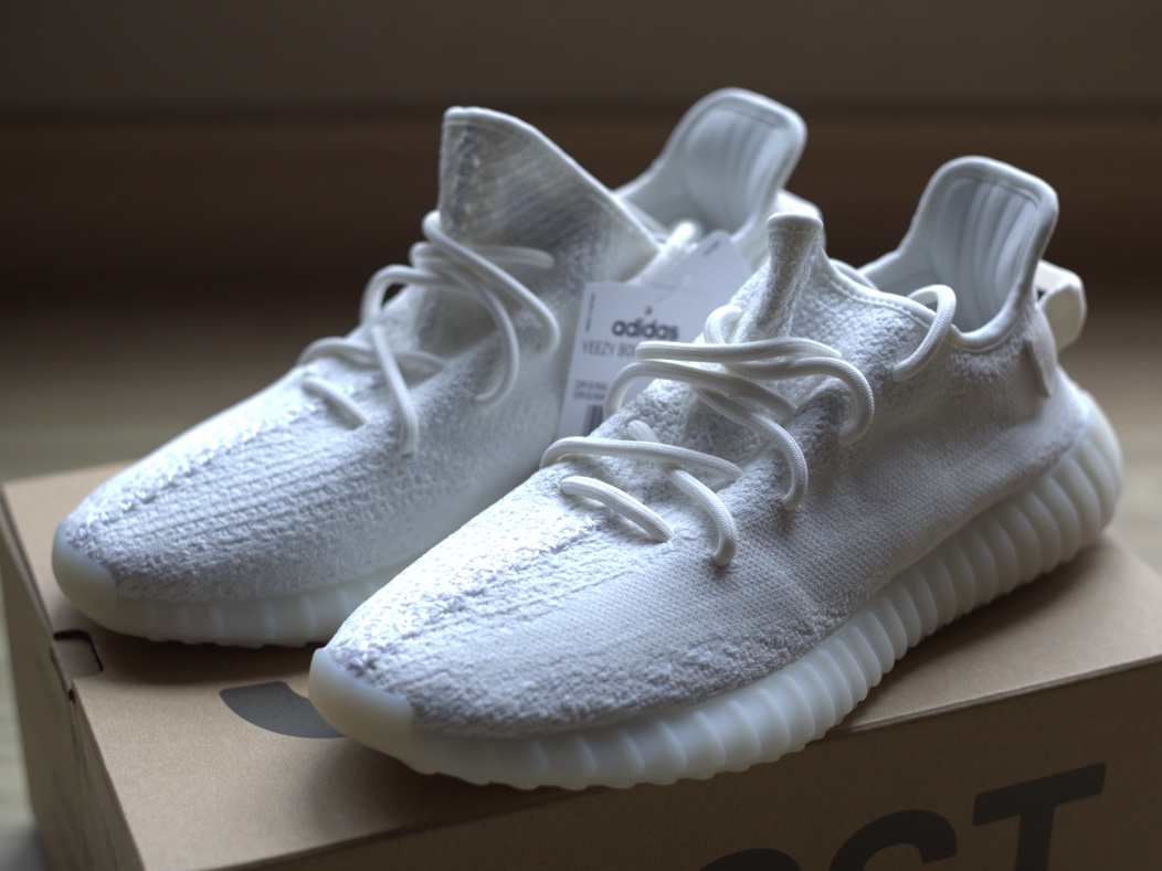 Adidas Yeezy Boost 350 V2 Cream/Triple White 착용 스타일
