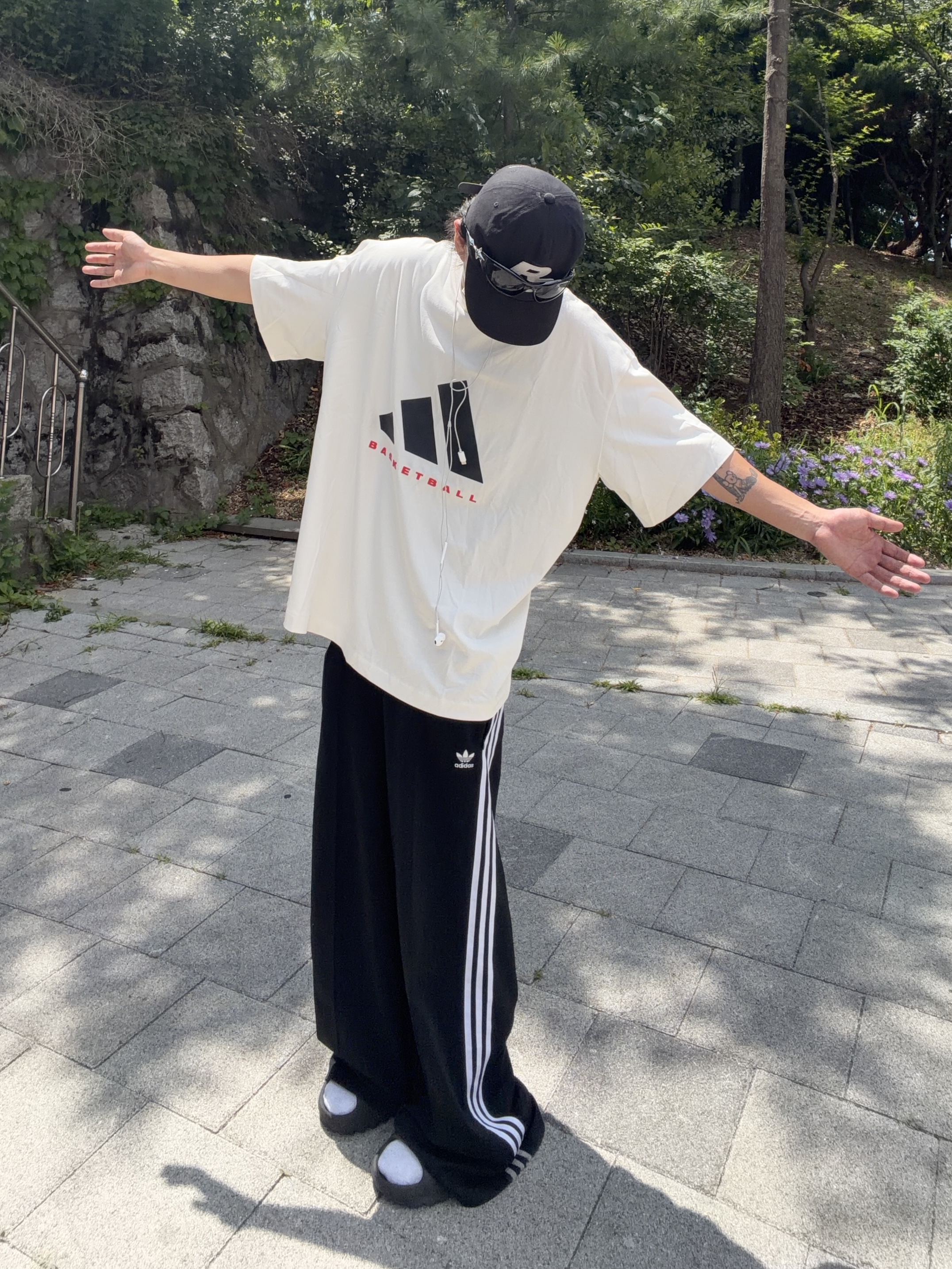 Adidas Yeezy Slide Onyx, (W) Adidas Primeblue Relaxed Wide Leg Pants Black - US Sizing 착용 스타일