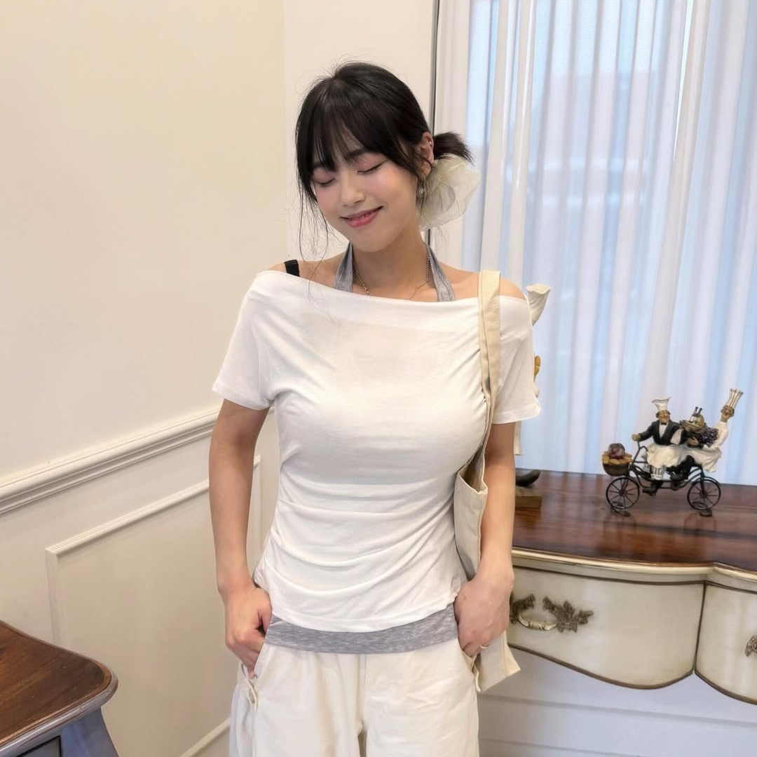 ARCMOOR Draped Off-Shoulder White, ARCMOOR Draped Off-Shoulder Light Grey 착용 스타일 - 1