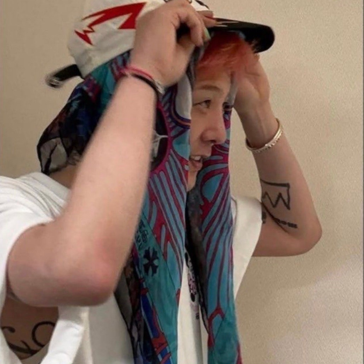 Chrome Hearts Robert Mapplethorpe Silk Scarf Multicolor 착용 스타일