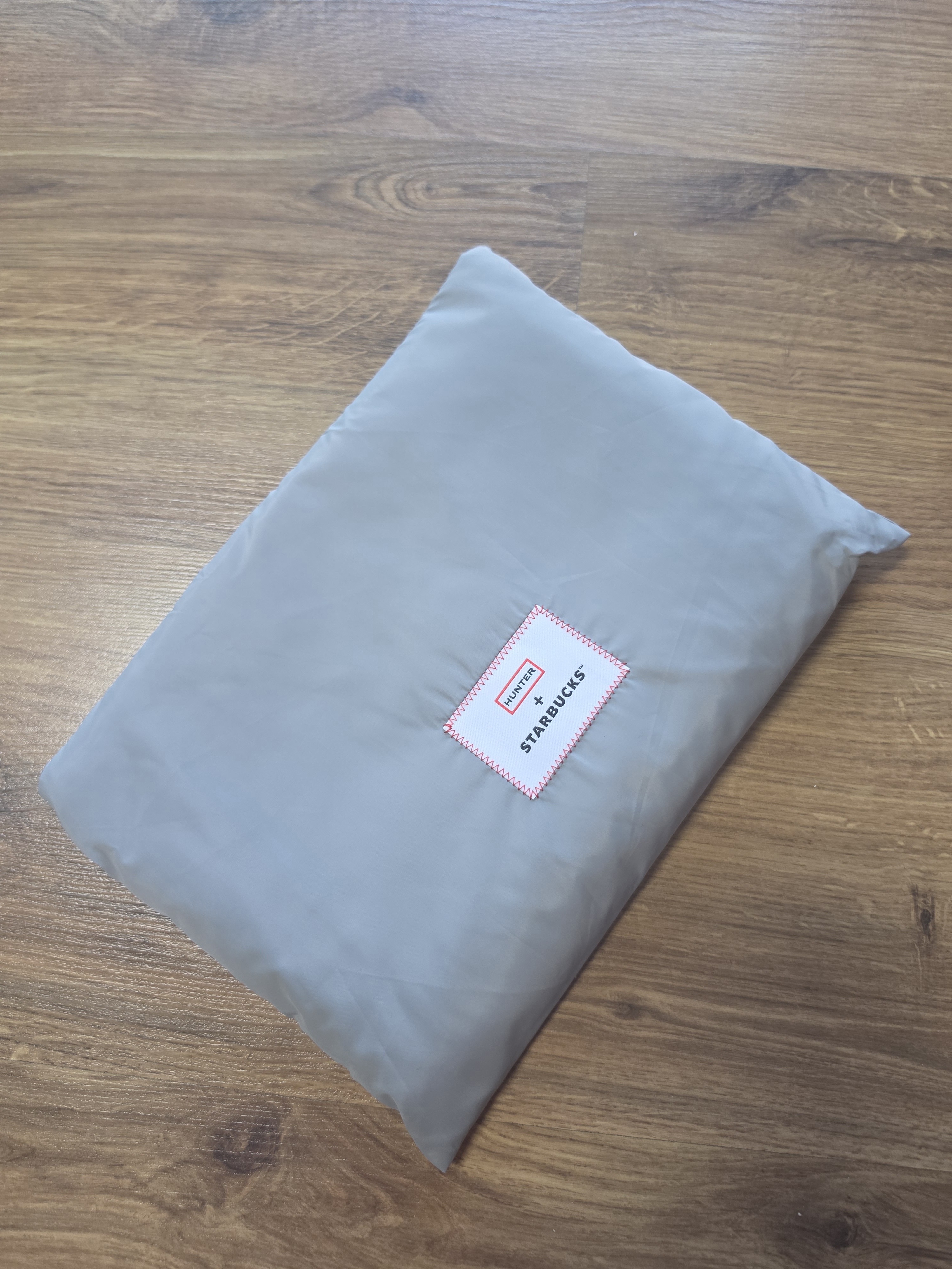 Starbucks x Hunter Light Rain Poncho Gray 착용 스타일