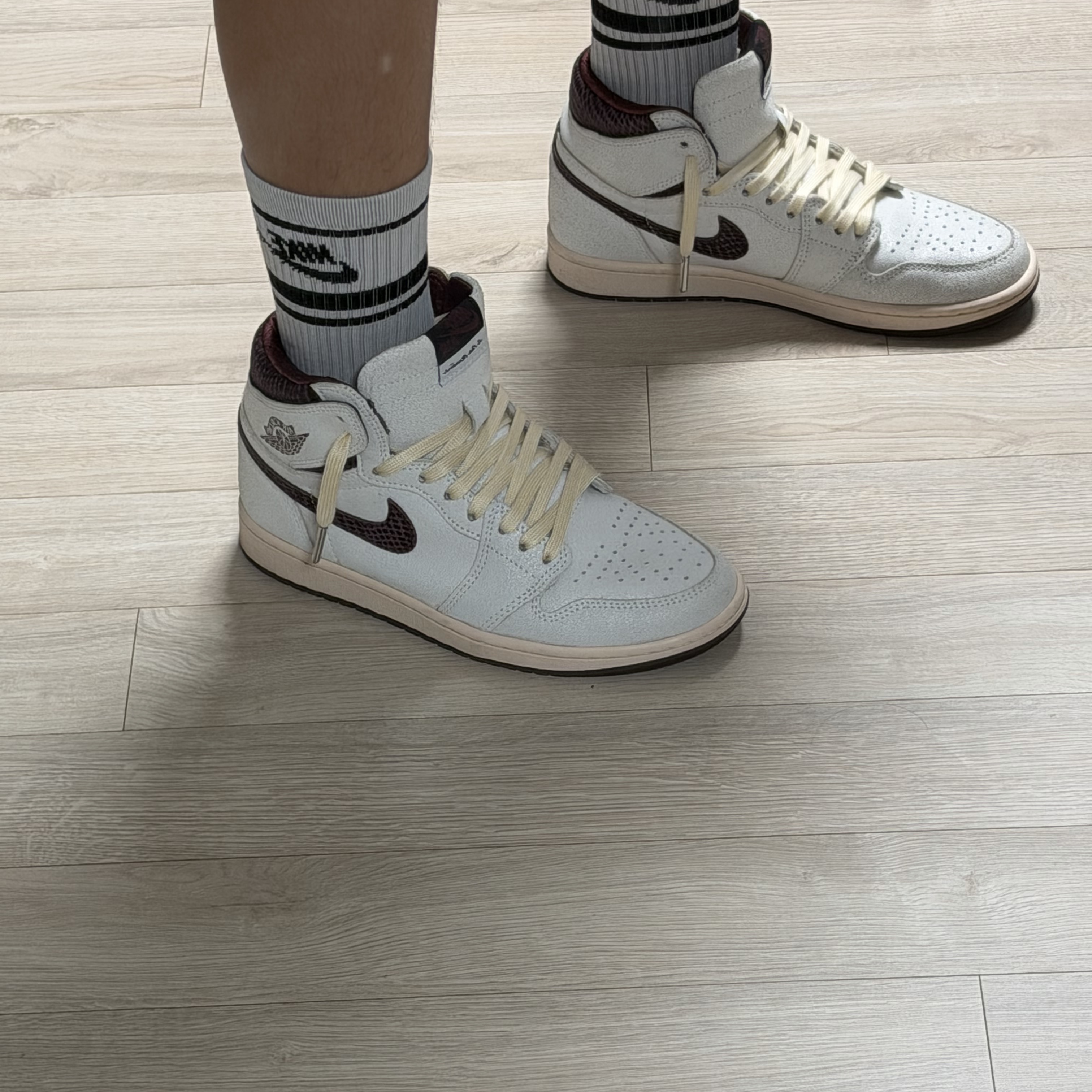 Jordan 1 x A Ma Maniere Retro High OG SP Sail and Burgundy 착용 스타일 - 2