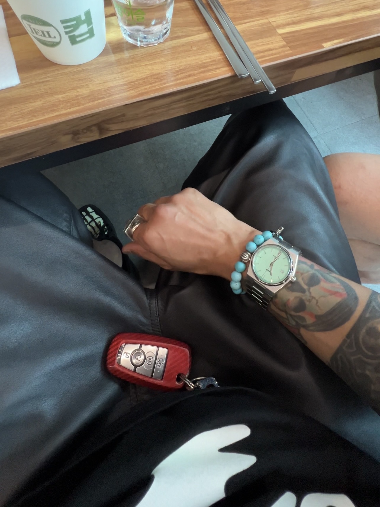 Vanson Leathers Original Bone T-shirt / Black, Clarks x Vandy The Pink Skeleton Wallabee V2 Leather Patent Black 착용 스타일