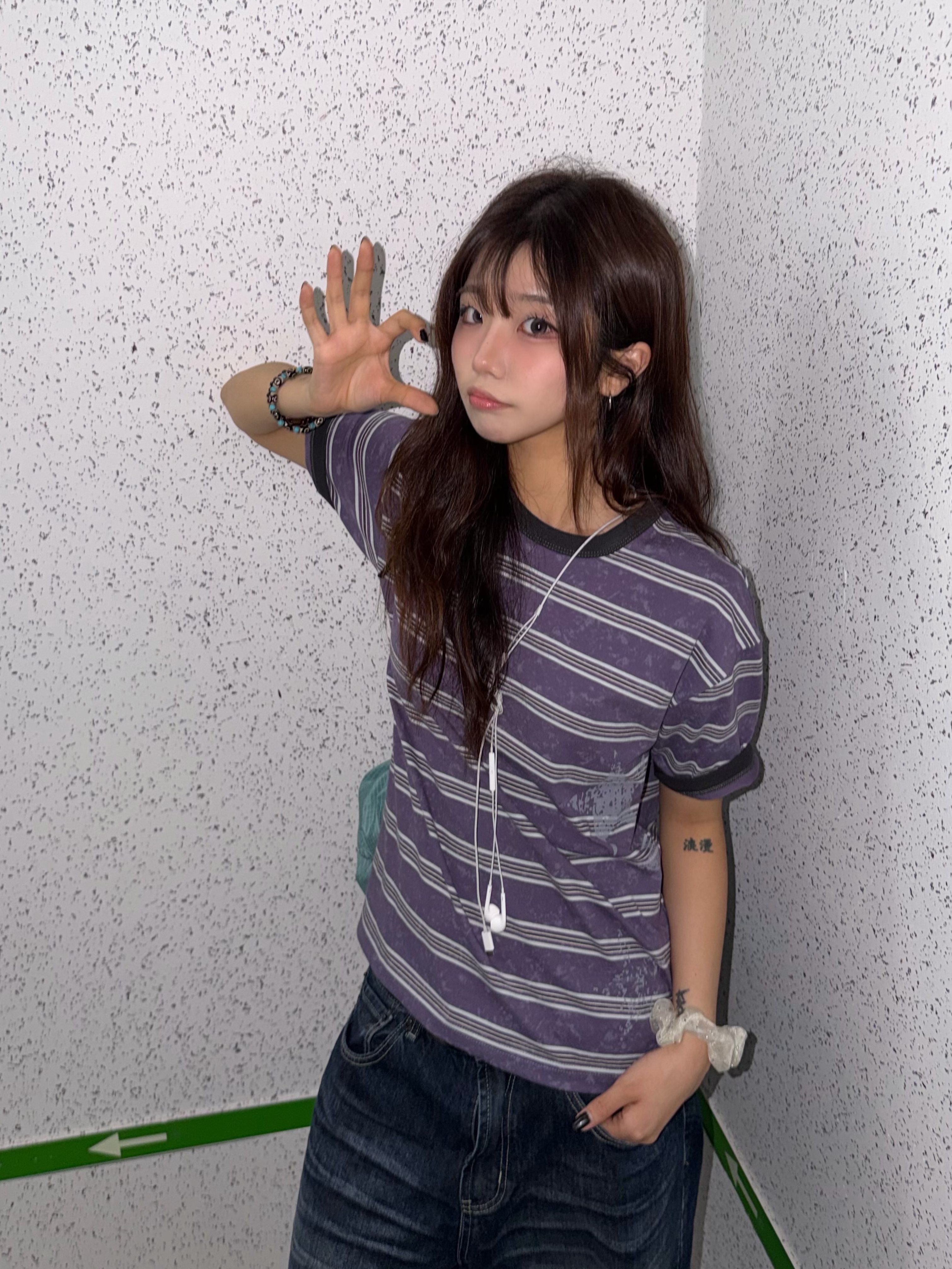 MAINBOOTH Rough Star Stripe T-shirt Purple 착용 스타일 - 2