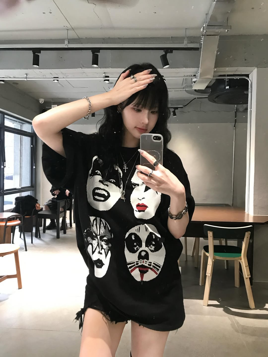 MAINBOOTH X KISS Four Faces Oversized T-shirt Black 착용 스타일 - 7