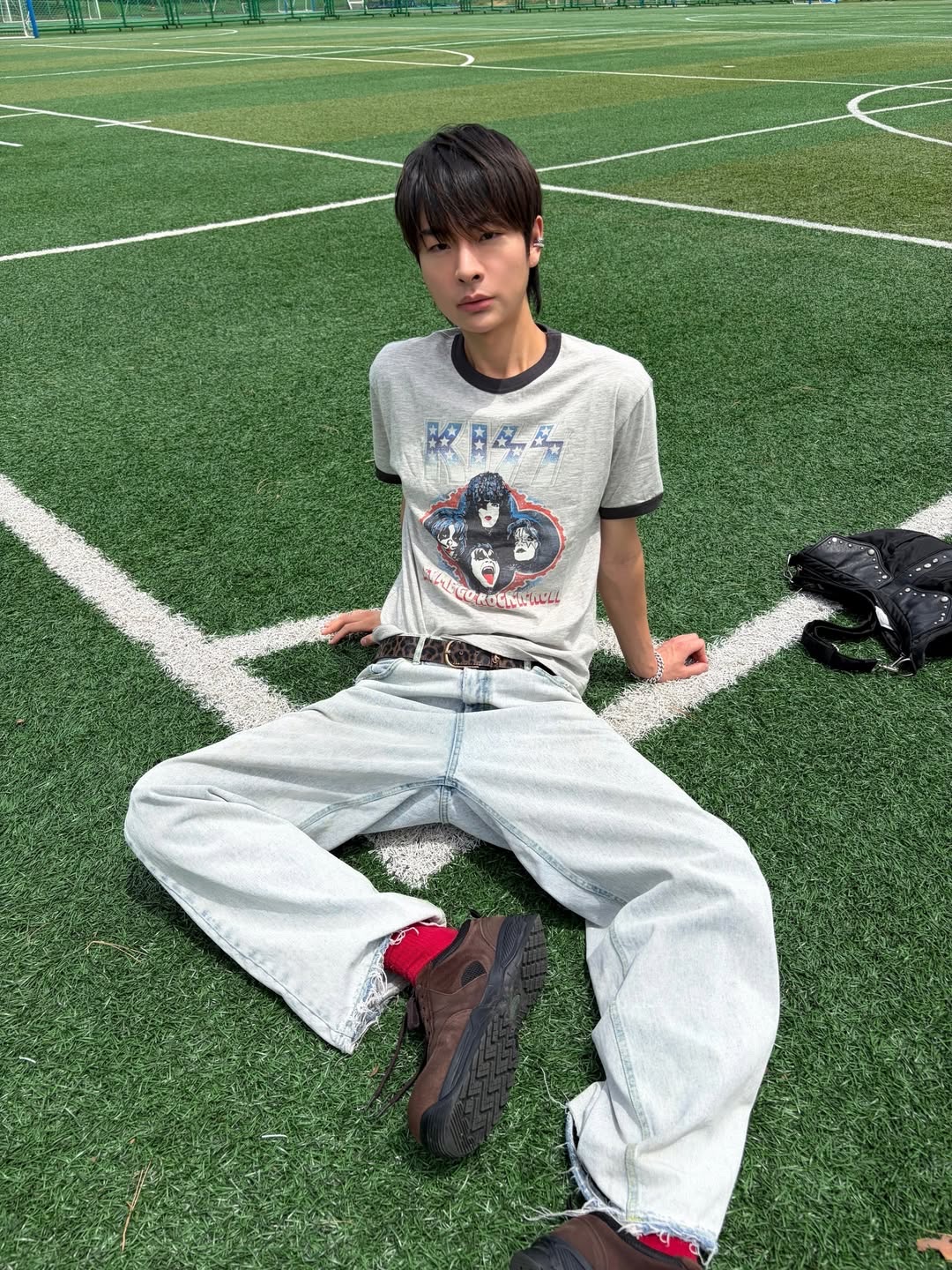 MAINBOOTH X KISS USA Logo T-shirt Gray 착용 스타일 - 3