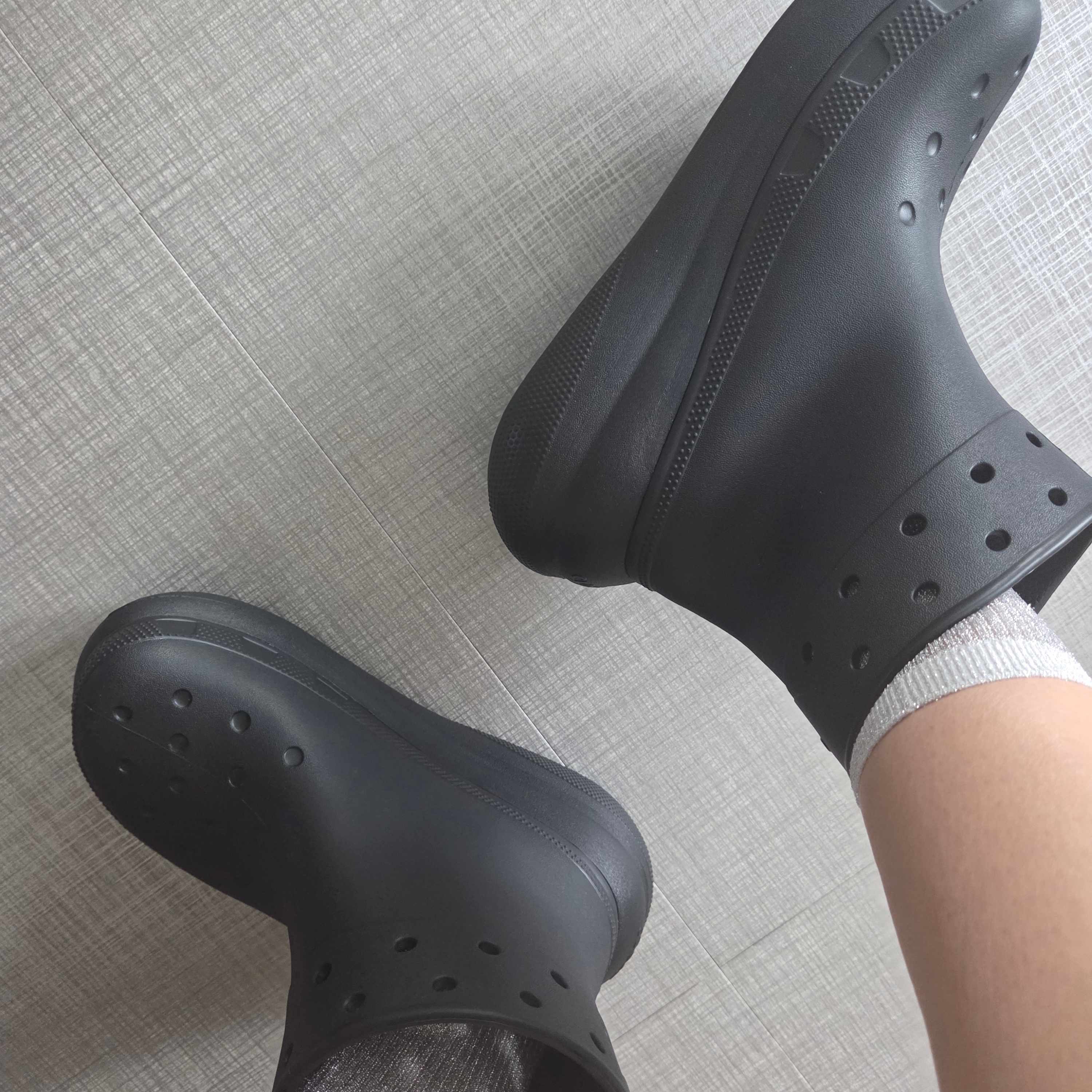 Crocs Classic Rain Boots Black 착용 스타일 - 3