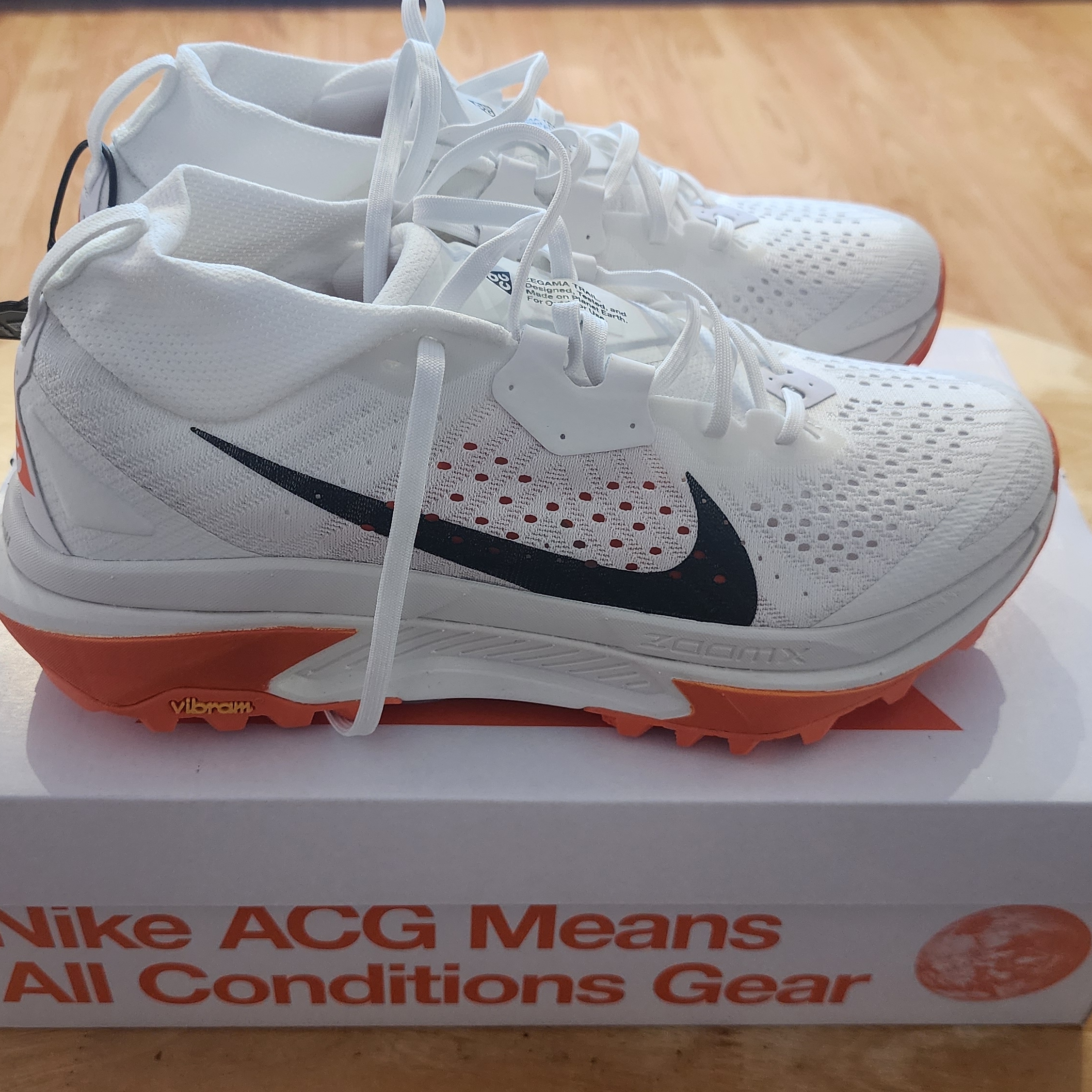 Nike ACG Zegama Summit White Phantom 착용 스타일 - 2