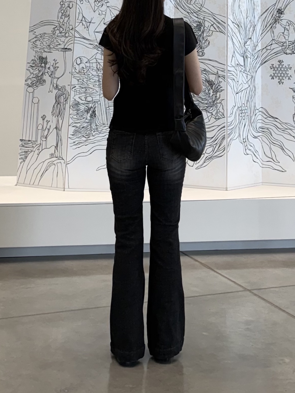 (W) Pleats Please Issey Miyake Mist Basics Top Black, Lemaire Small Croissant Bag Soft Nappa Leather Black 착용 스타일 - 3