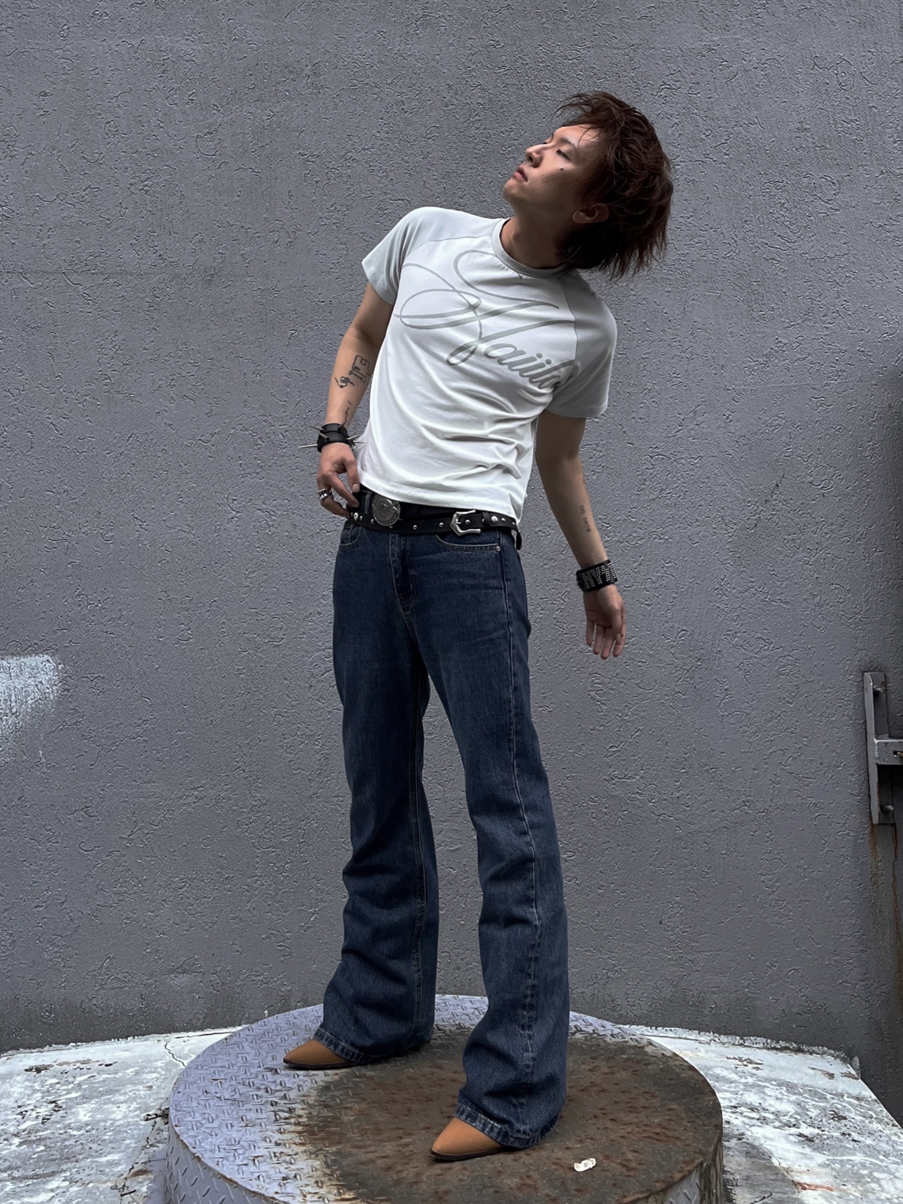 HAiiLO Signed Raglan Paper Grey 착용 스타일 - 1