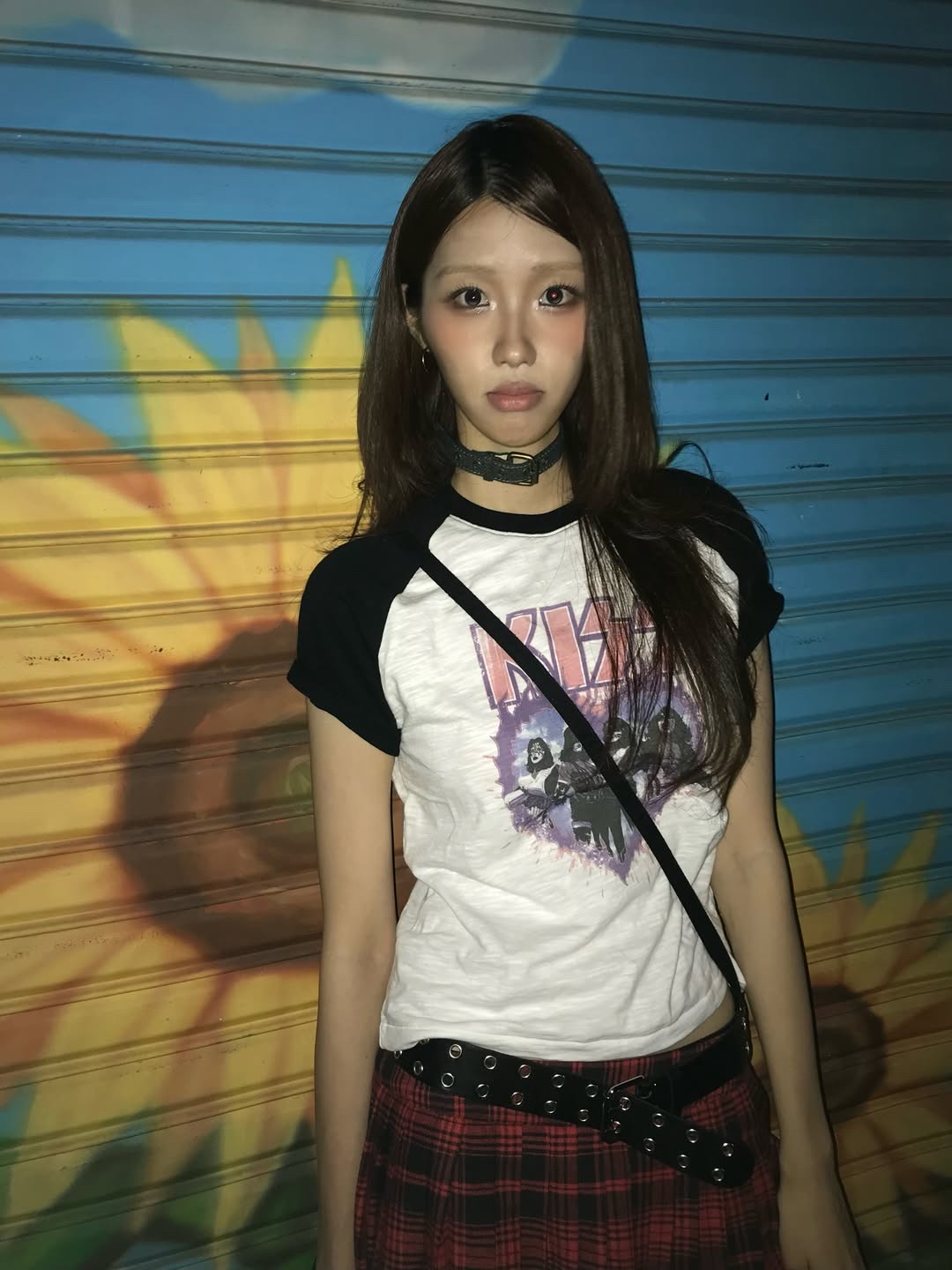 MAINBOOTH X KISS Woman Heart T-shirt White 착용 스타일 - 5