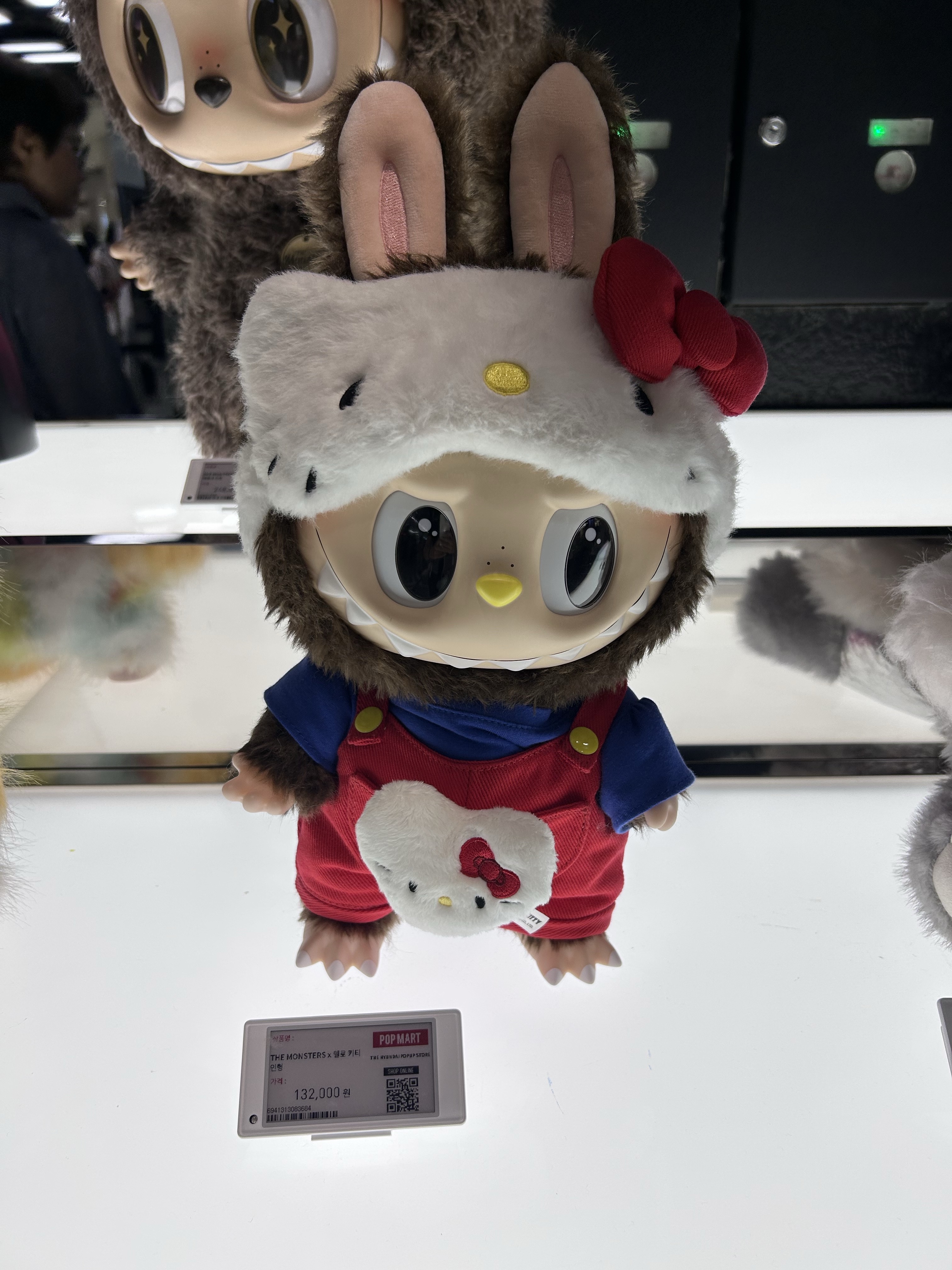 Pop Mart Labubu The Monsters x Hello Kitty Vinyl Plush Doll 착용 스타일
