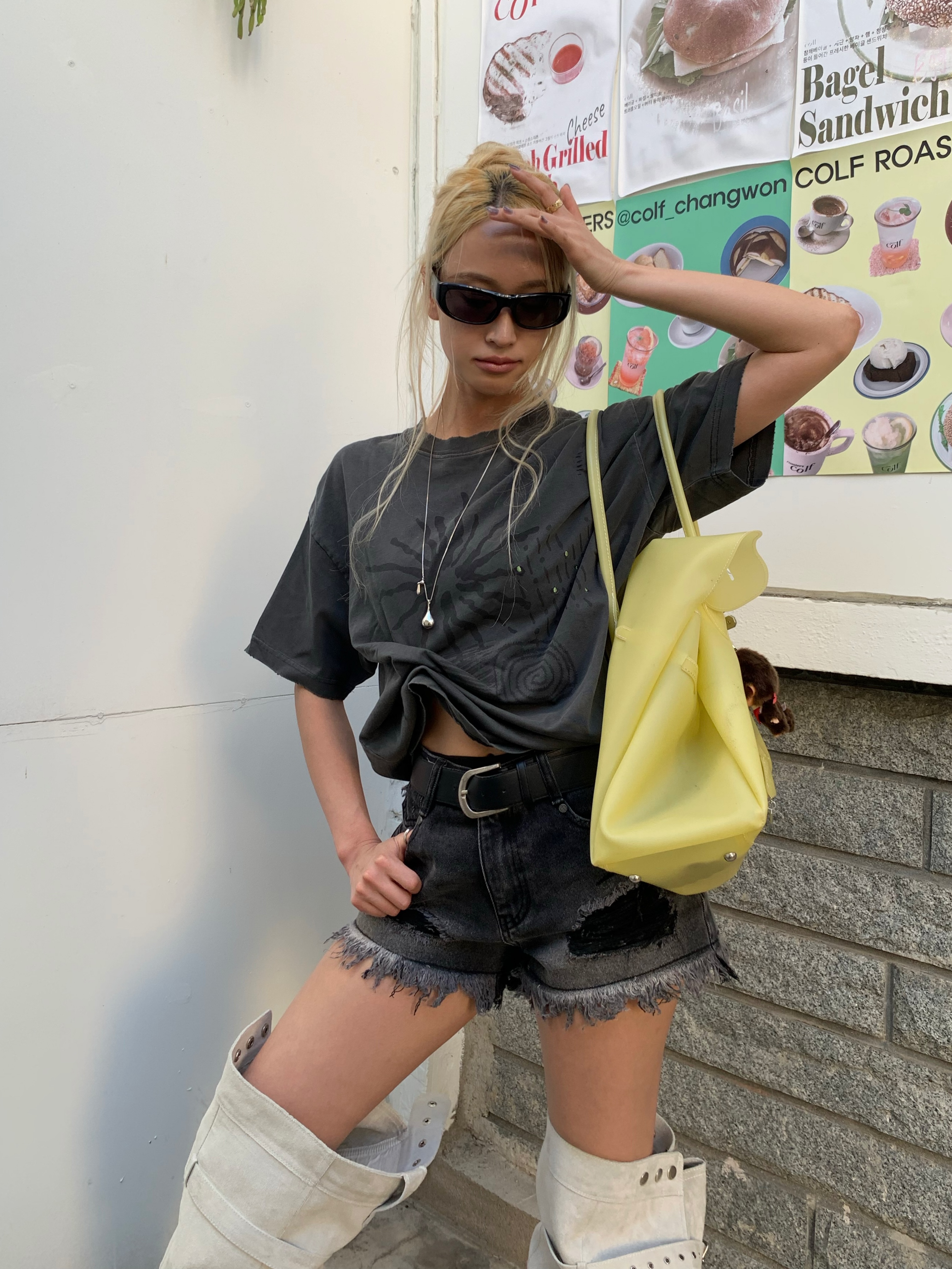 MAINBOOTH Signal T-shirt Charcoal 착용 스타일 - 4