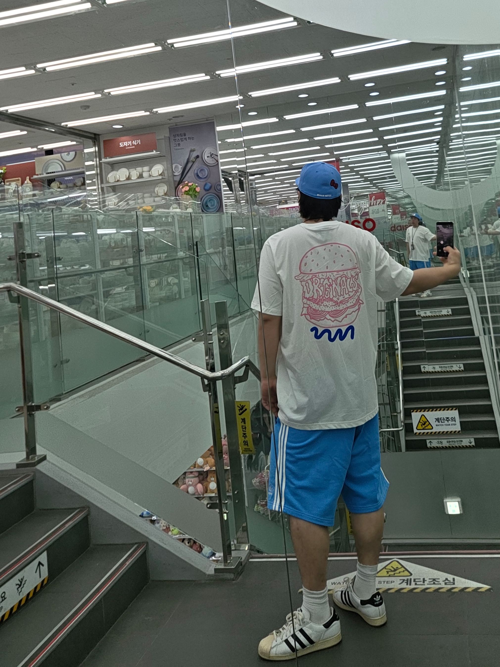 New Era x Hello Kitty Size Cap Radiant Blue, Adidas Originals T-Shirt White - KR Sizing 착용 스타일 - 2