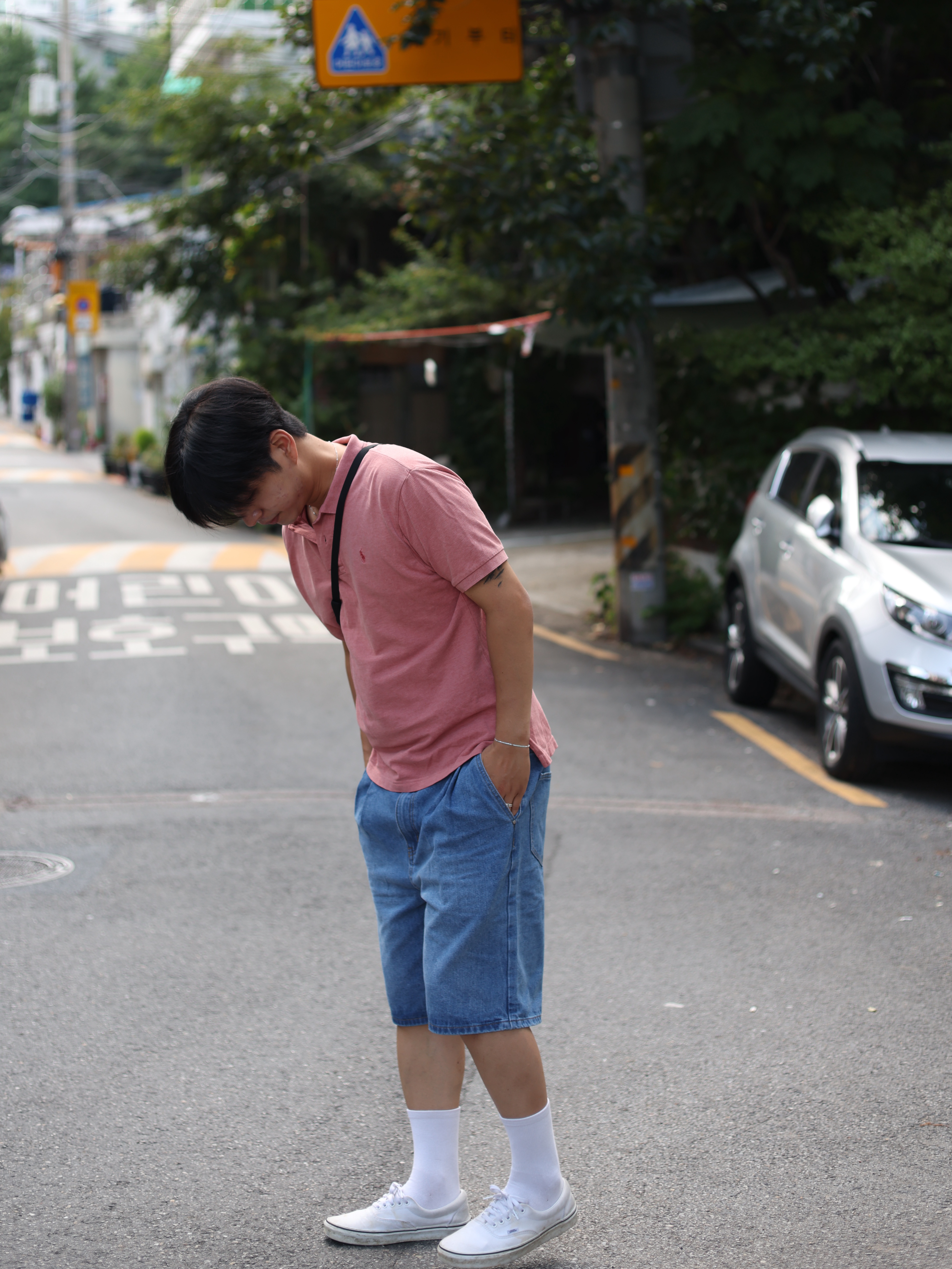 [KREAM 단독][니티드X림박스] Knitted Relaxed Washing Denim Two-Tuck Cinch Back Shorts Washing Blue, Vans Authentic True White 착용 스타일 - 1