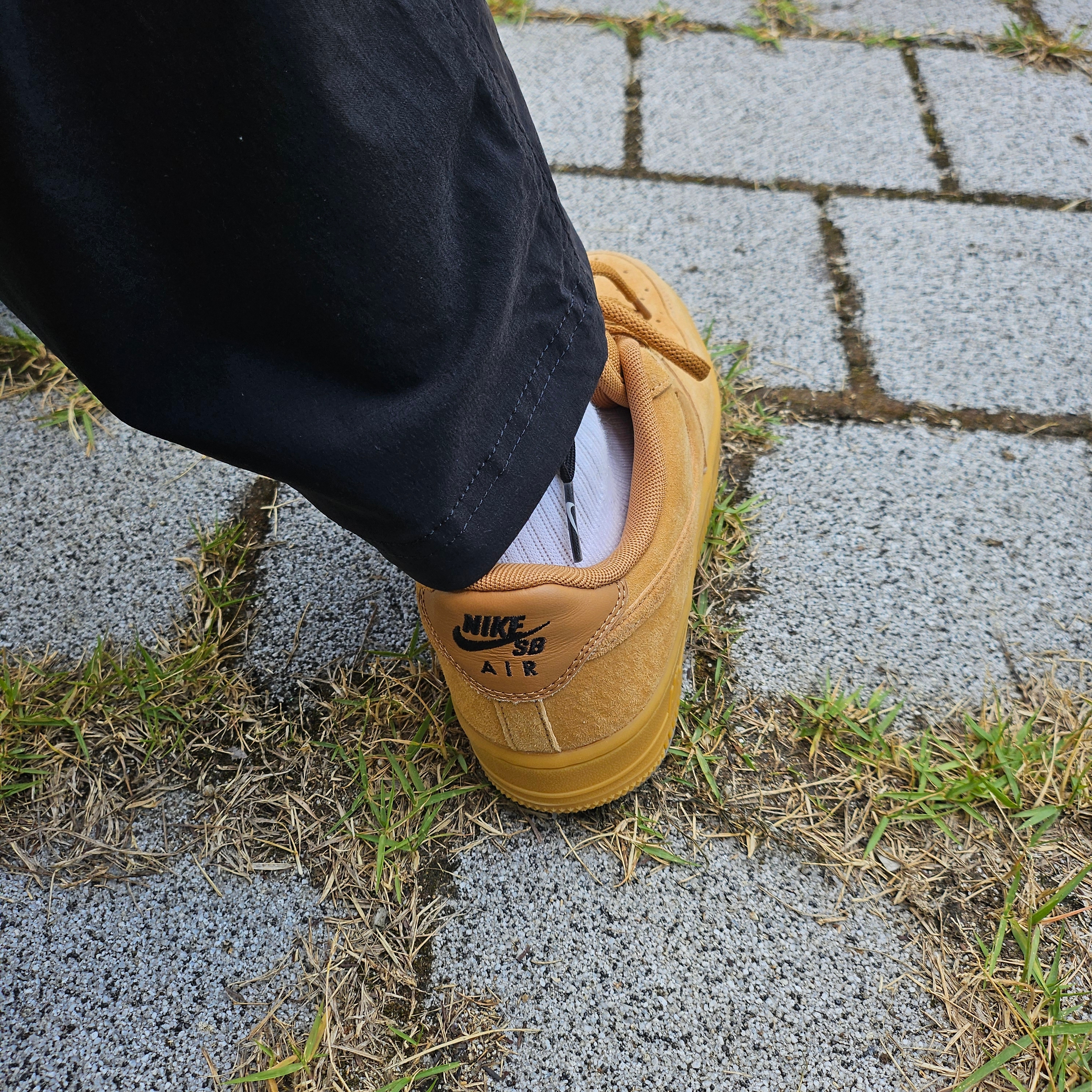 Nike SB Air Force 1 Low Flax and Black 착용 스타일 - 2