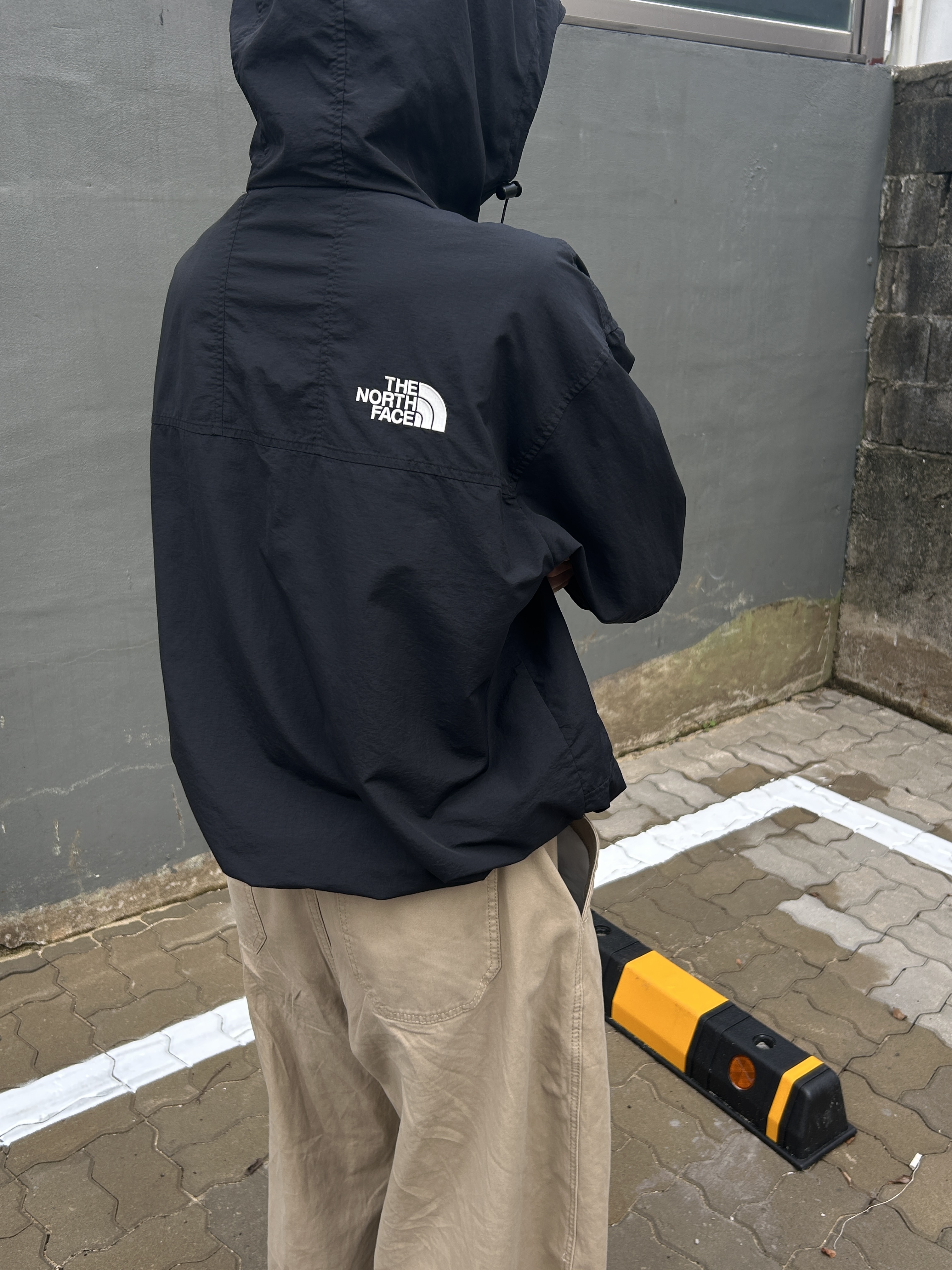 (W) The North Face Antora Rain Jacket TNF Black 착용 스타일