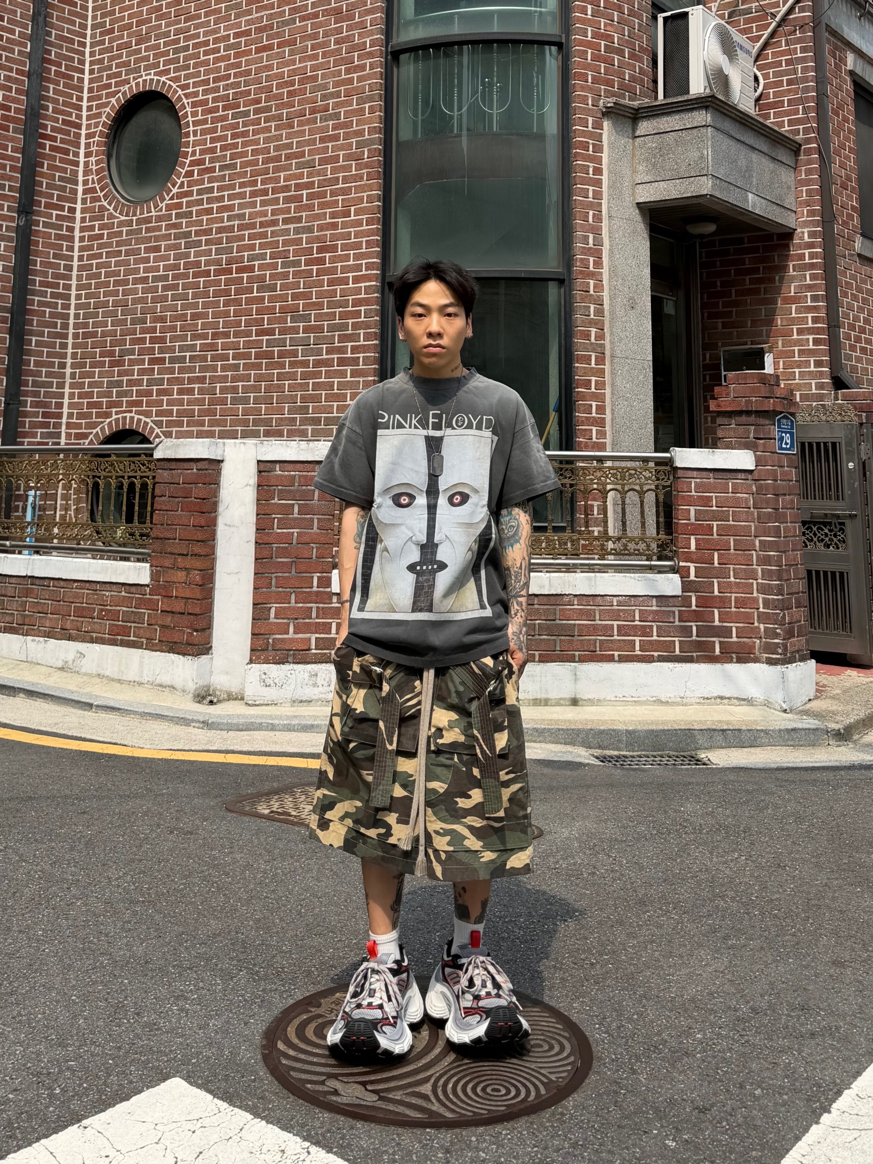Balenciaga 10XL Sneakers Grey White Red 착용 스타일 - 1