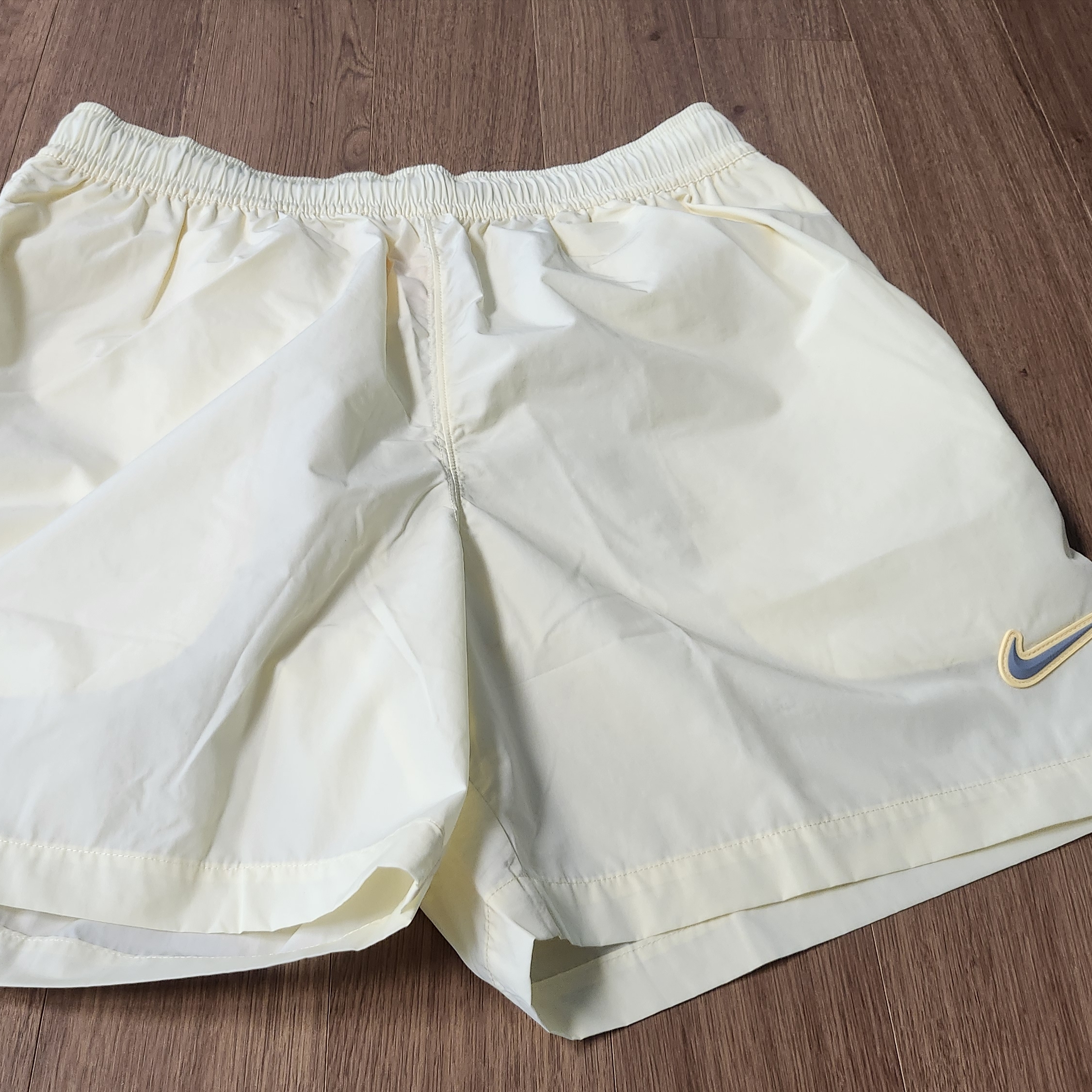 Nike x Drake Nocta Cardinal Nylon Shorts Pale Yellow Alabaster (FN8194-744), Nike x Drake Nocta Forza Big Body CS T-Shirt Pale Yellow 착용 스타일 - 4