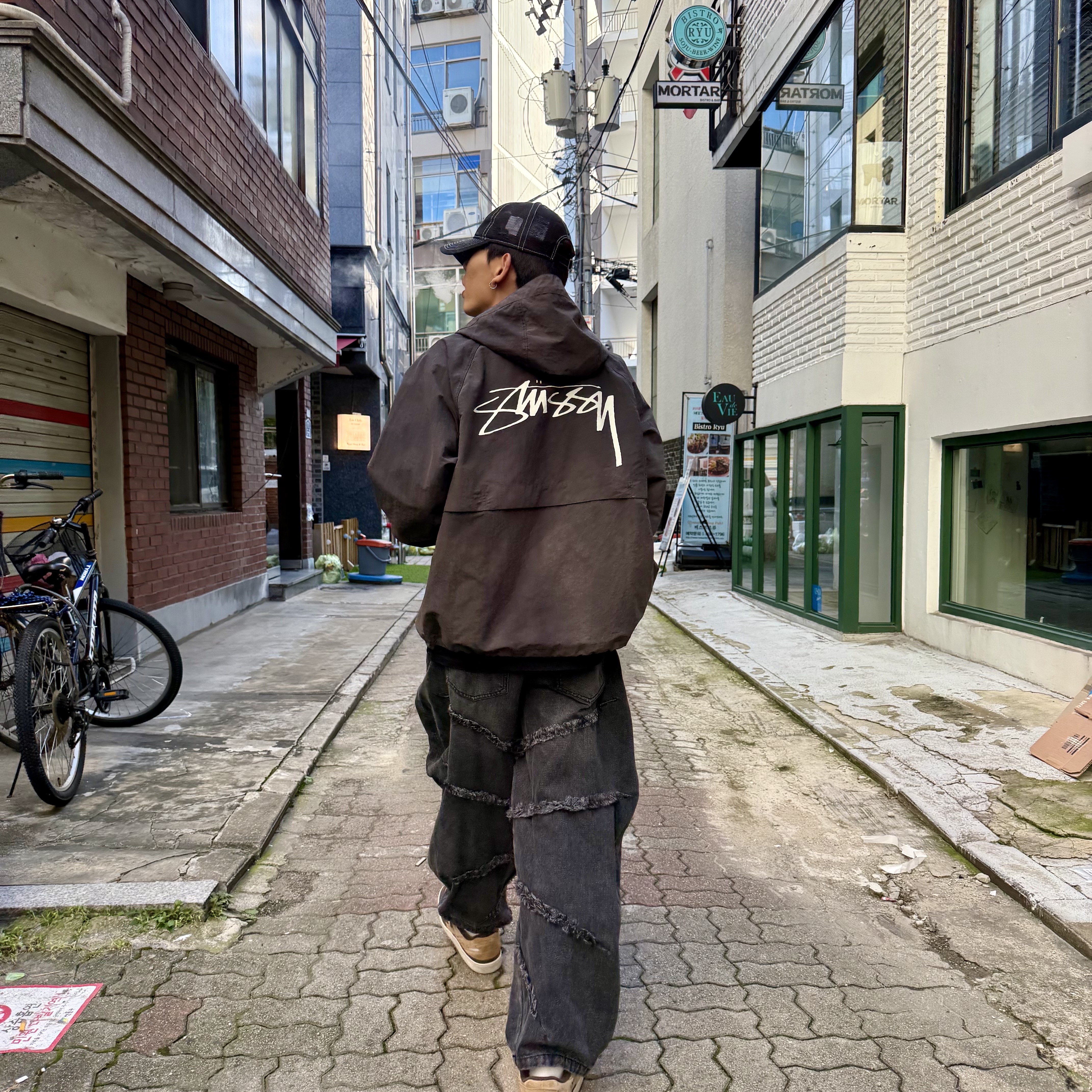 Stussy Wave Dye Beach Shell Jacket Black, Stussy New Era 9twenty Basic Trucker Black 착용 스타일 - 3