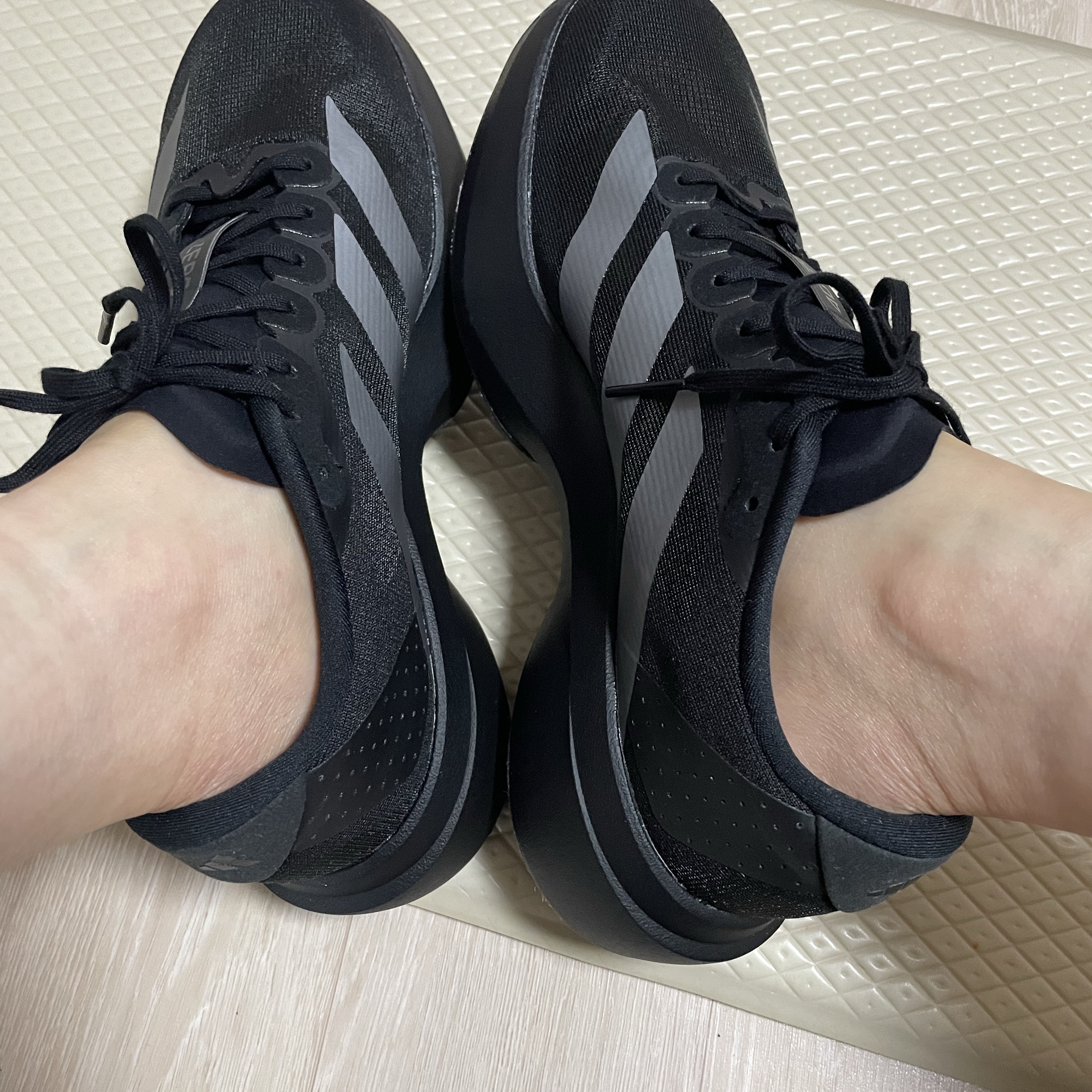 (W) Adidas Adizero EVO SL Core Black Iron Metallic 착용 스타일 - 1