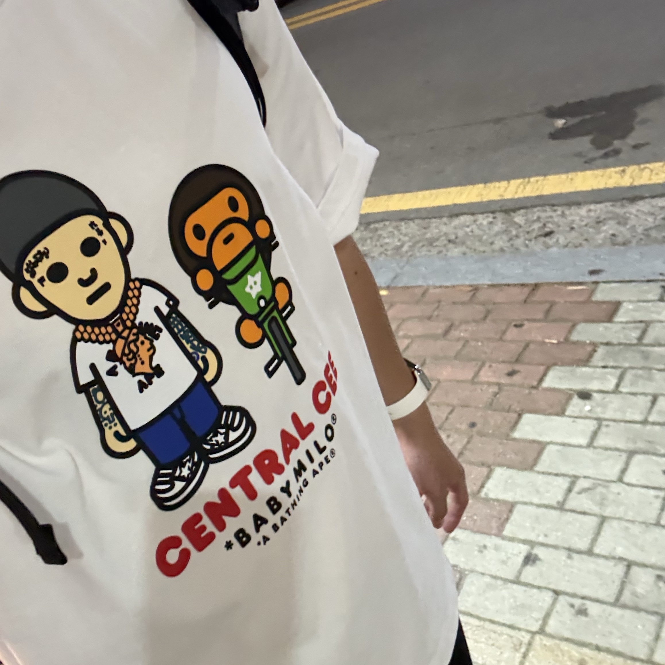 BAPE x Spotify x SYNA World By Central Cee Baby Milo Relaxed Fit T-Shirt White 착용 스타일 - 1