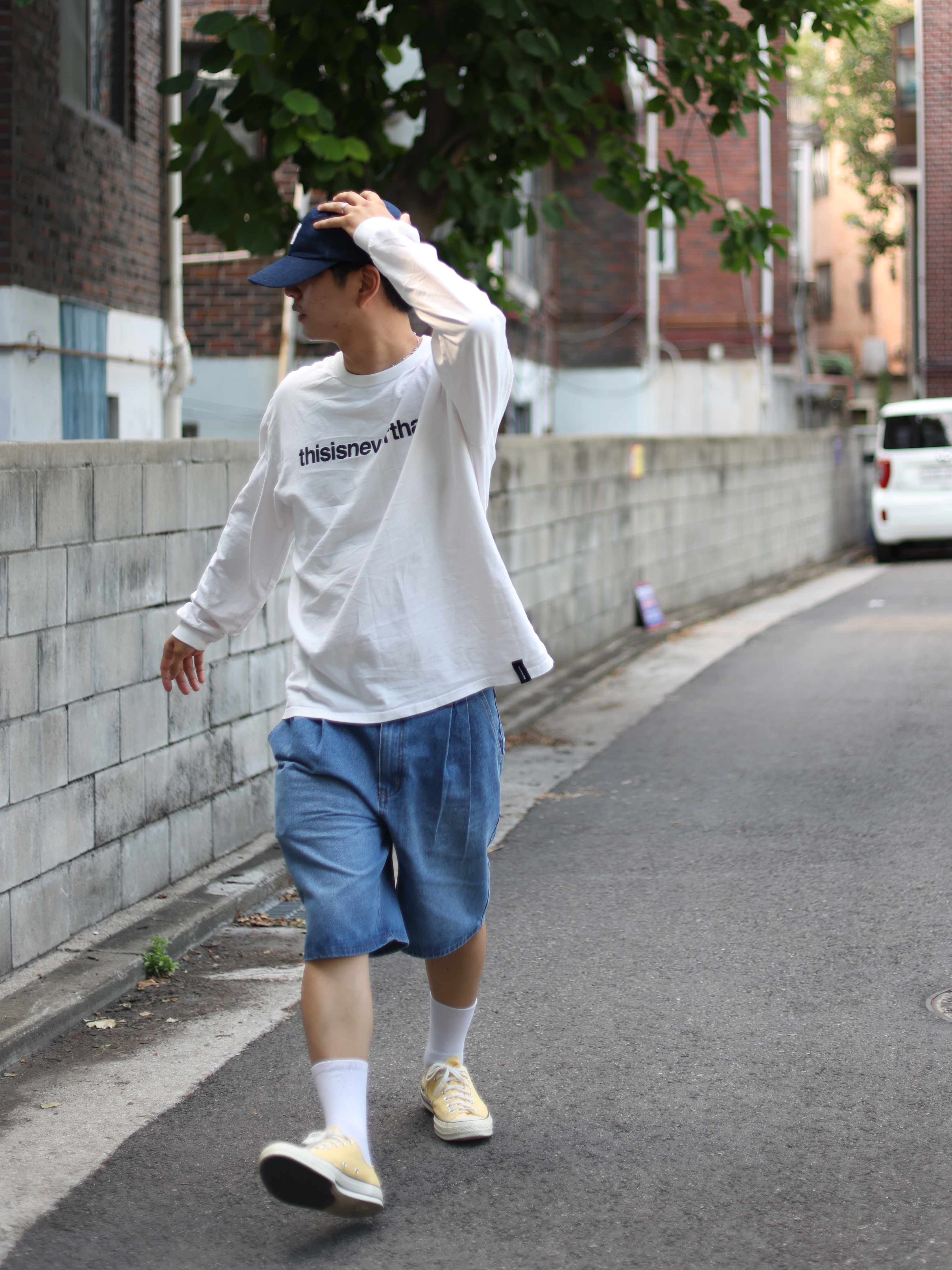 [KREAM 단독][니티드X림박스] Knitted Relaxed Washing Denim Two-Tuck Cinch Back Shorts Washing Blue 착용 스타일 - 6