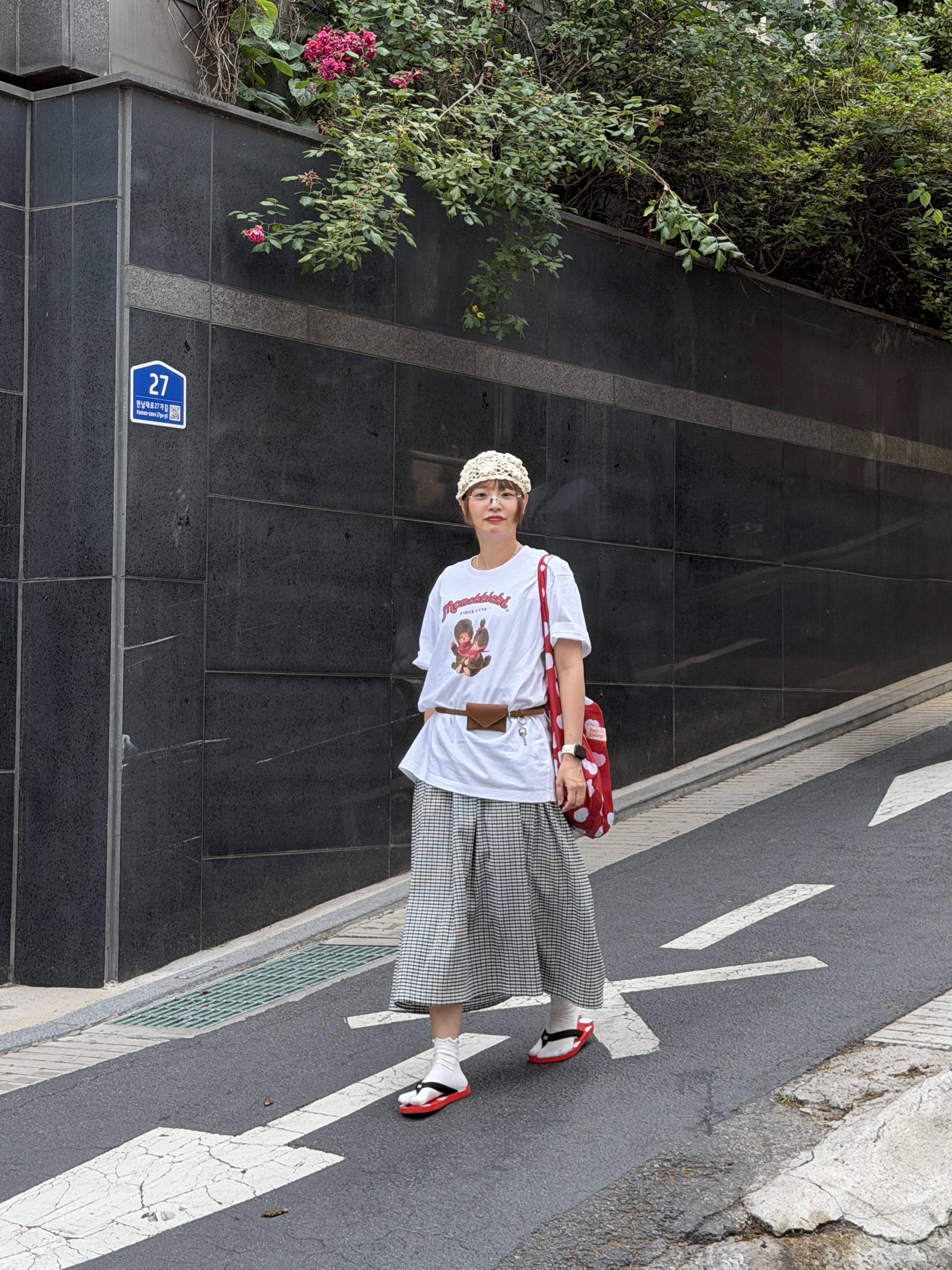 (W) Uniqlo x Cecilie Bahnsen Shirring Dress Off White, (W) Uniqlo UT x Monchhichi Graphic Relax Fit T-Shirt Off White 착용 스타일 - 1