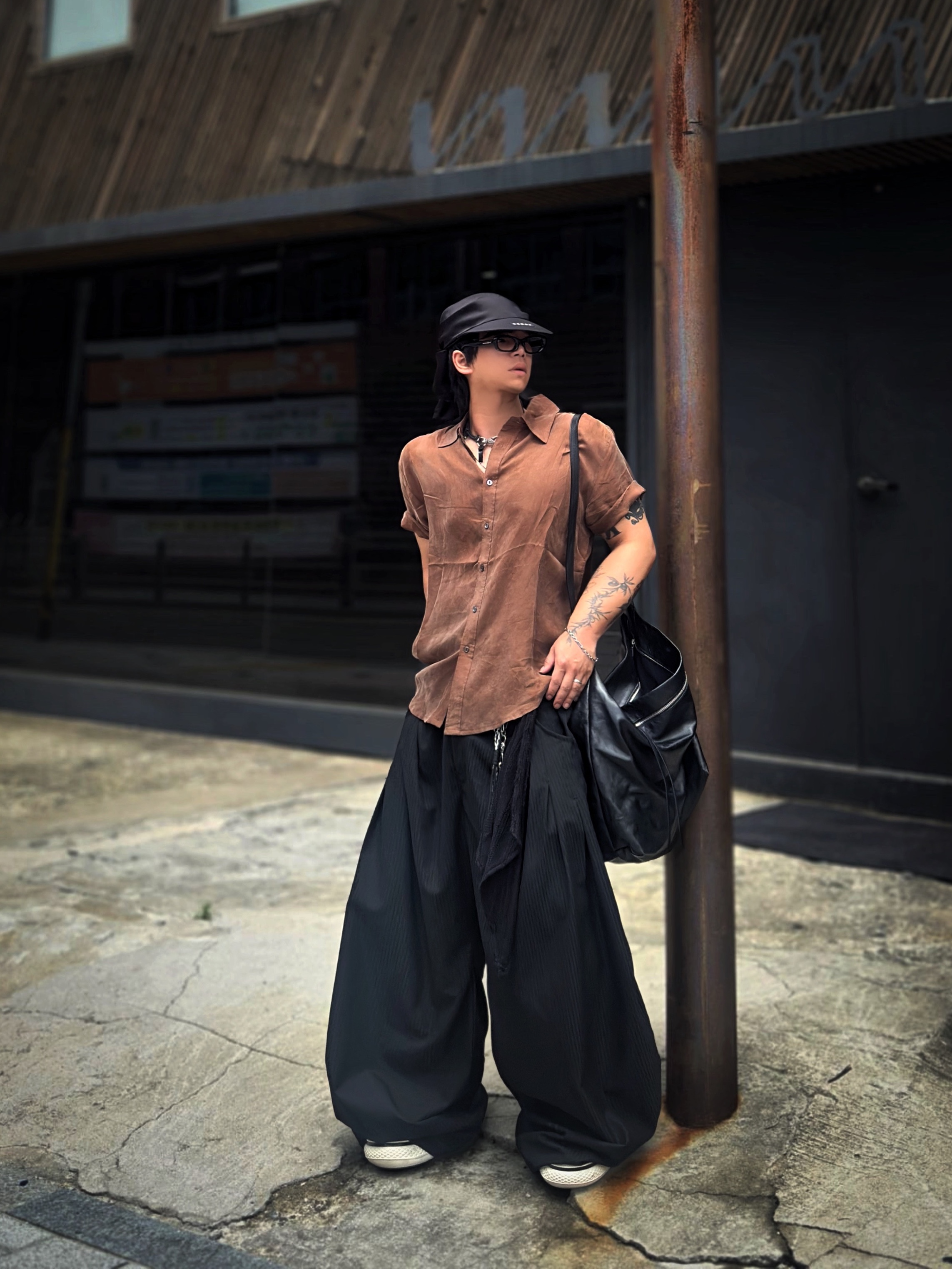 Our Legacy Ladon Leather Keychain Black 착용 스타일 - 1