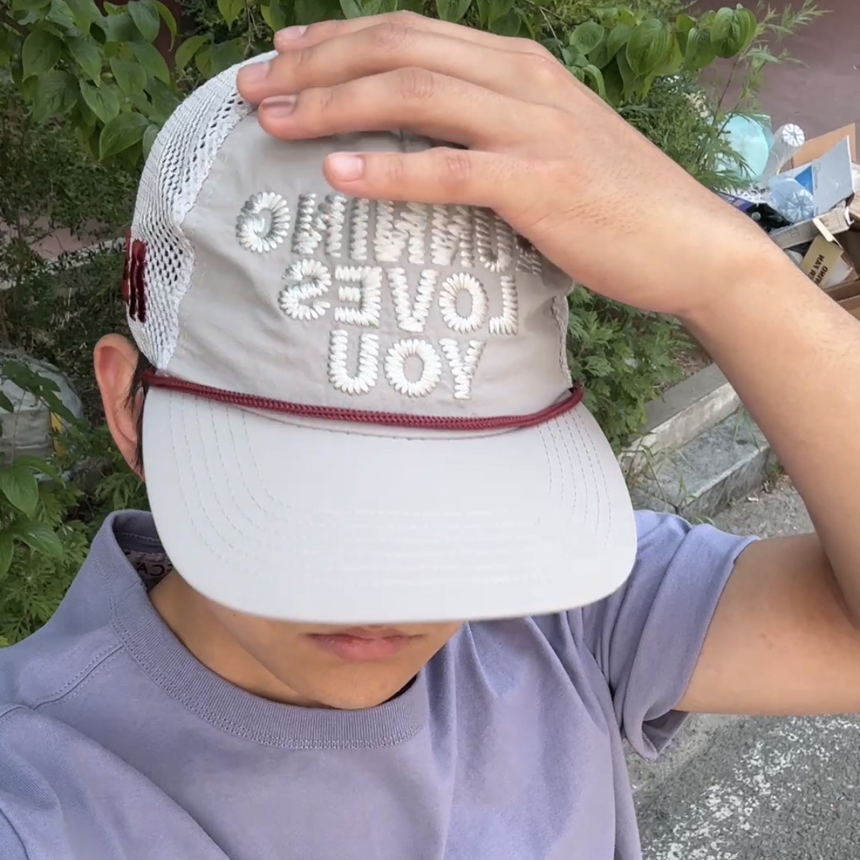Alex Zono Running Loves You Trucker Hat Silver 착용 스타일