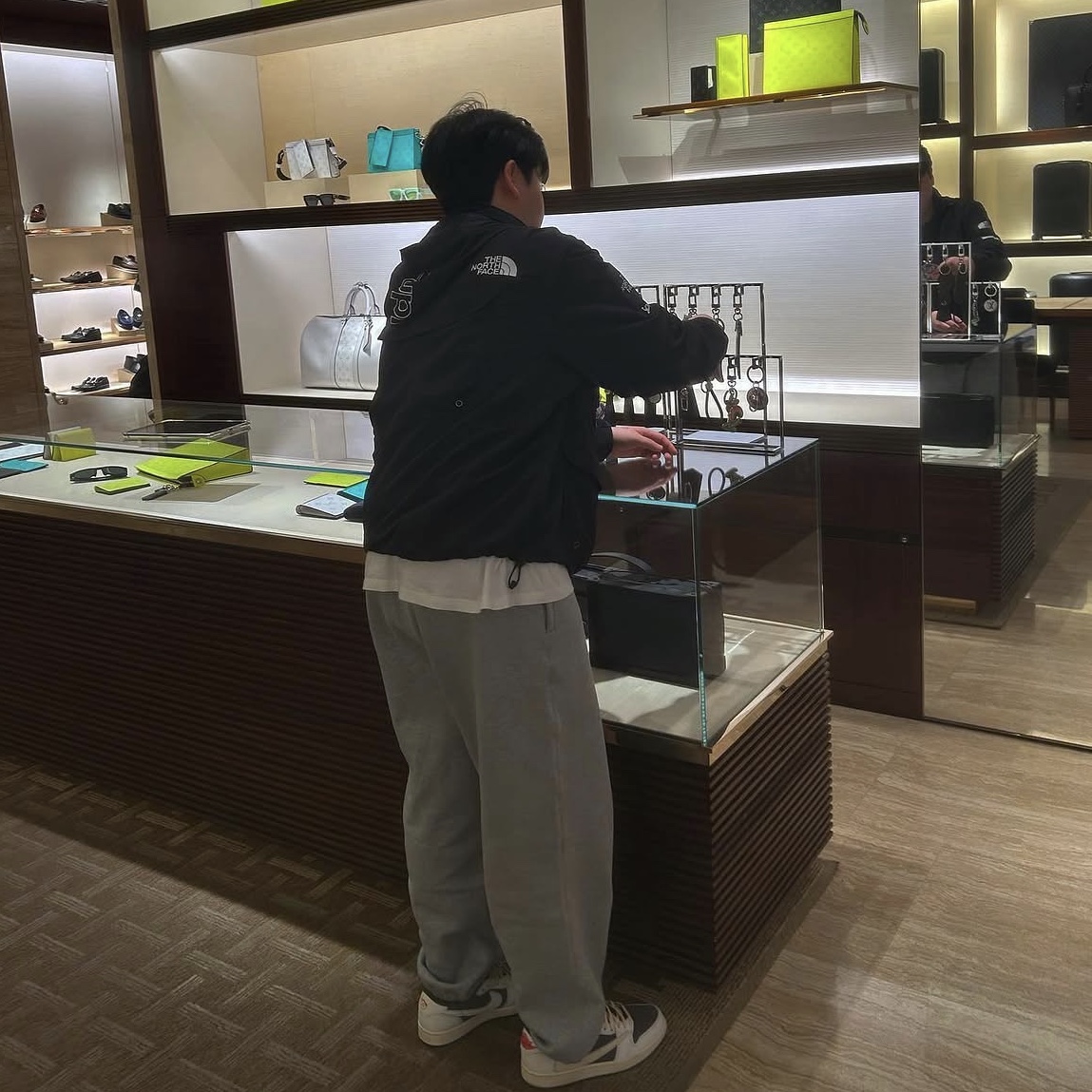 Jordan 1 x Travis Scott Retro Low OG SP Sail and Ridgerock, Nike x Stussy NRG Fleece Pants Dark Grey Heather (DO9340-063) 착용 스타일