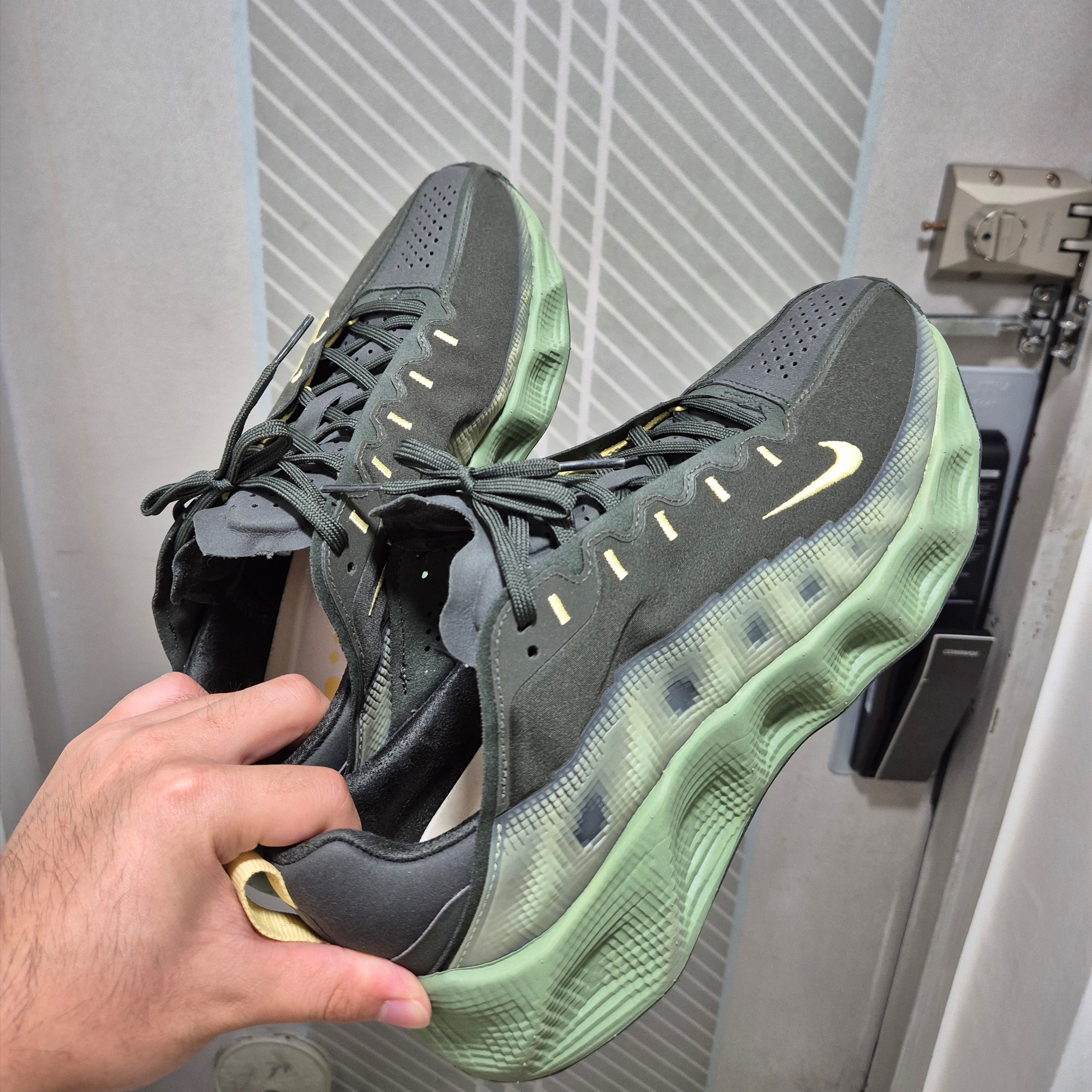 Nike Ava Rover Sequoia Oil Green 착용 스타일