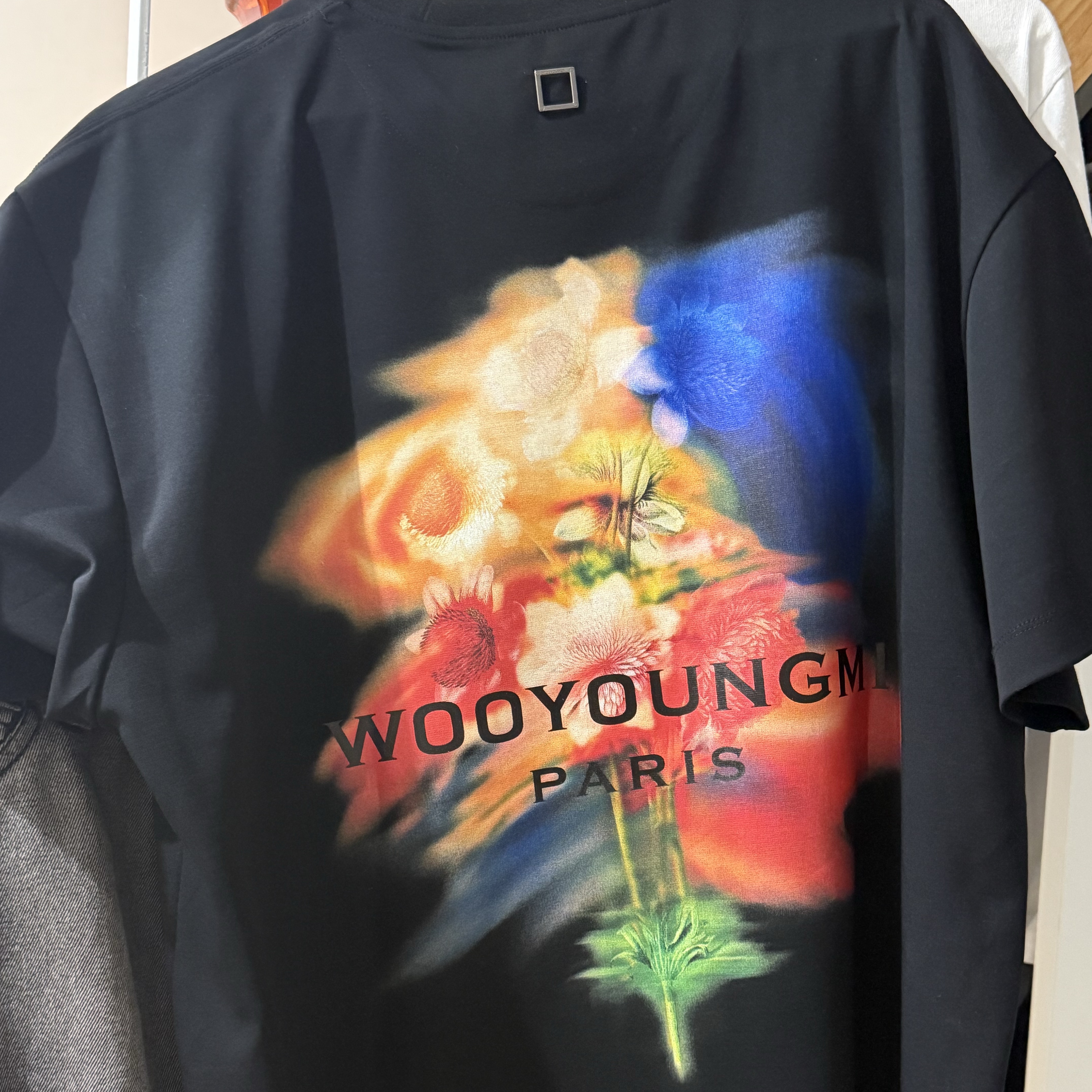 Wooyoungmi Swaying Flower Back Logo T-Shirts Black - 24FW 착용 스타일