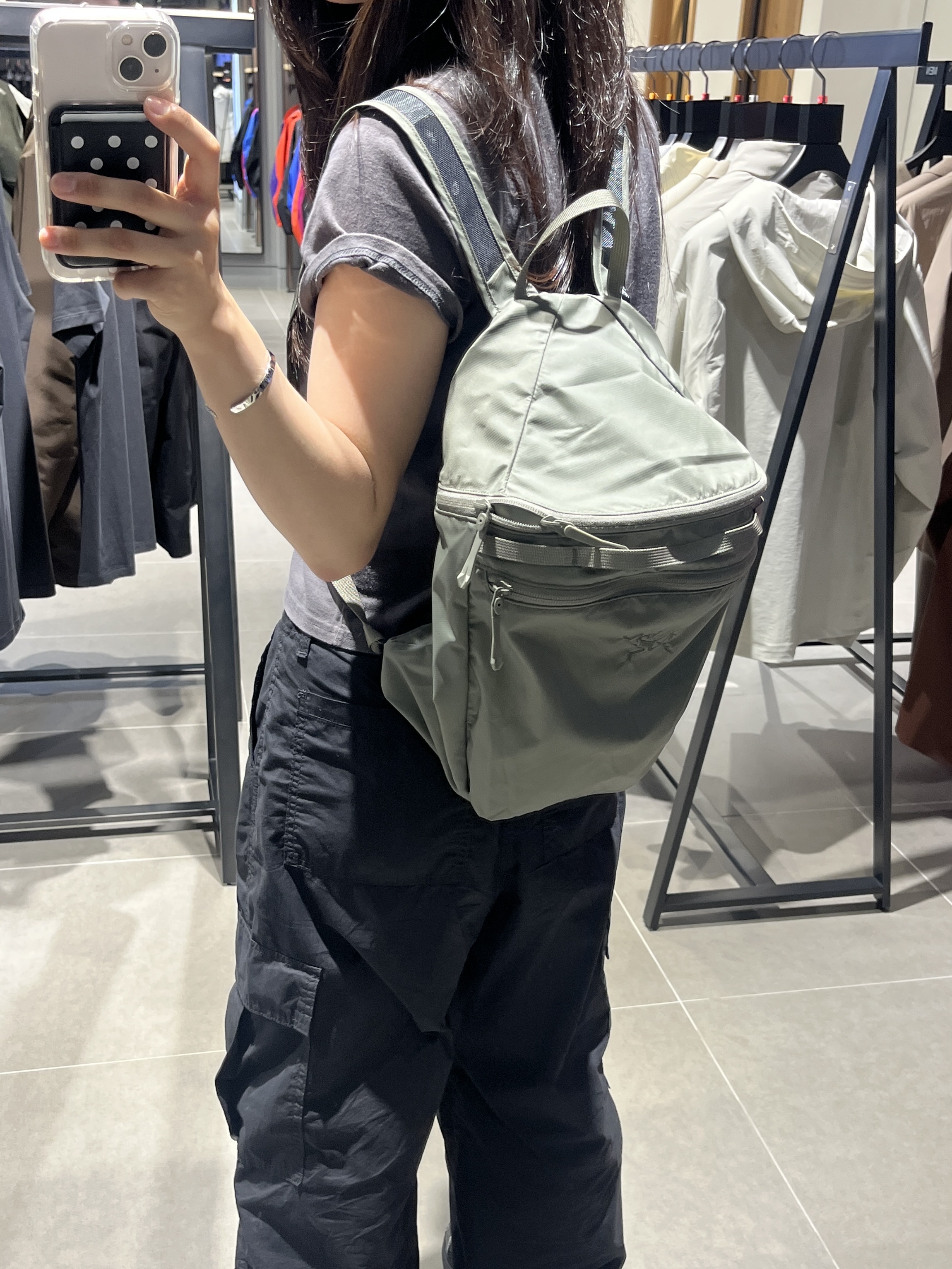 Arc'teryx Heliad 15 Backpack Forage, Thevinylhouse Old Car T-Shirt Charcoal 착용 스타일 - 1