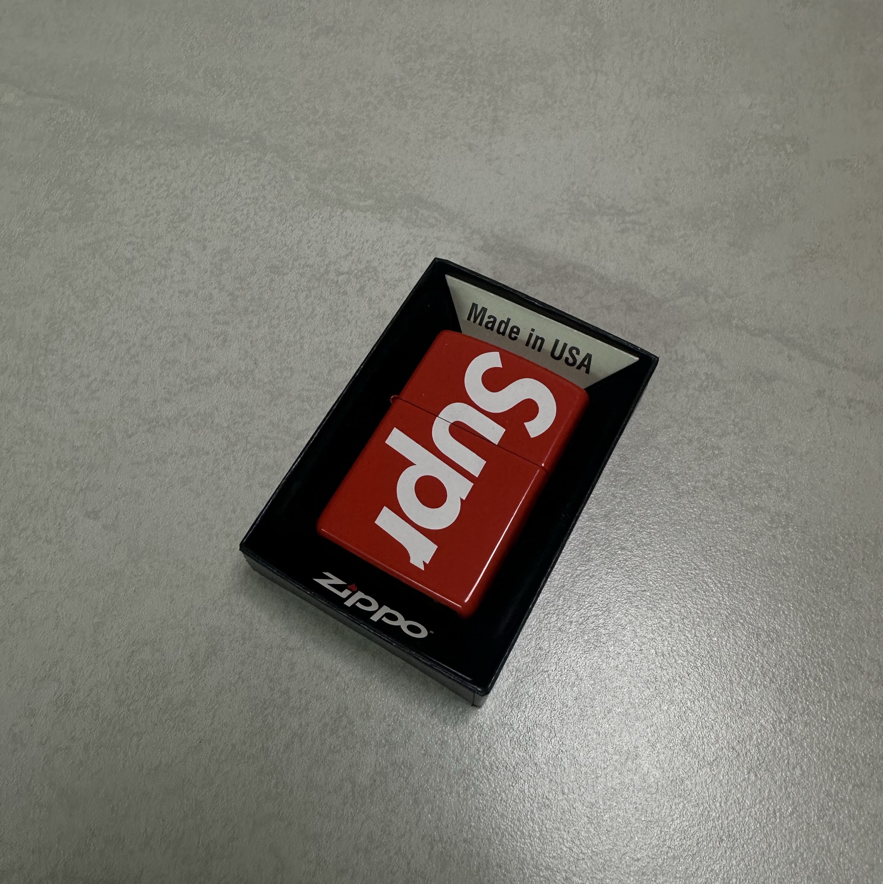 Supreme Logo Zippo Red 착용 스타일