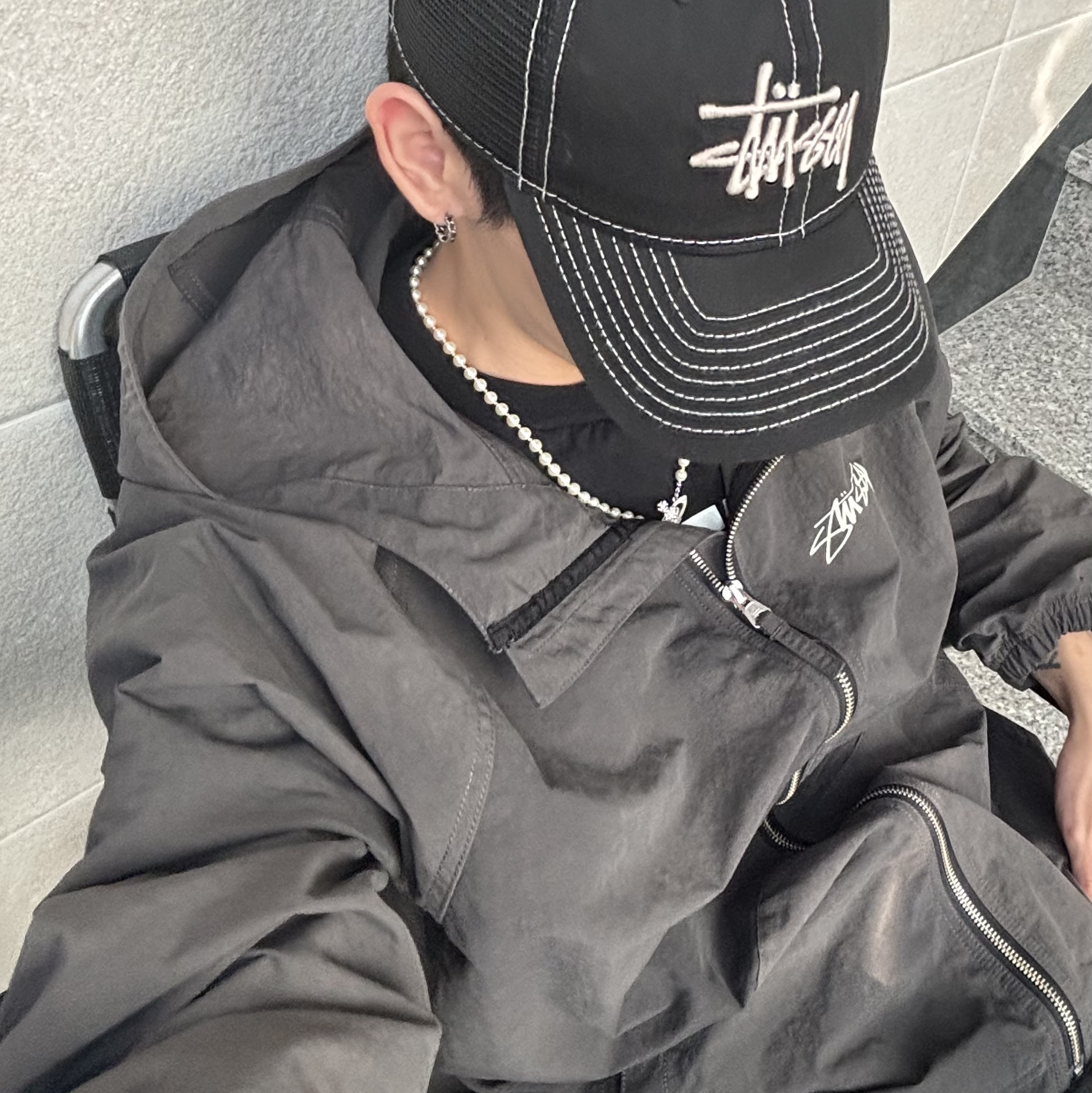 Stussy Wave Dye Beach Shell Jacket Black, Stussy New Era 9twenty Basic Trucker Black 착용 스타일 - 1