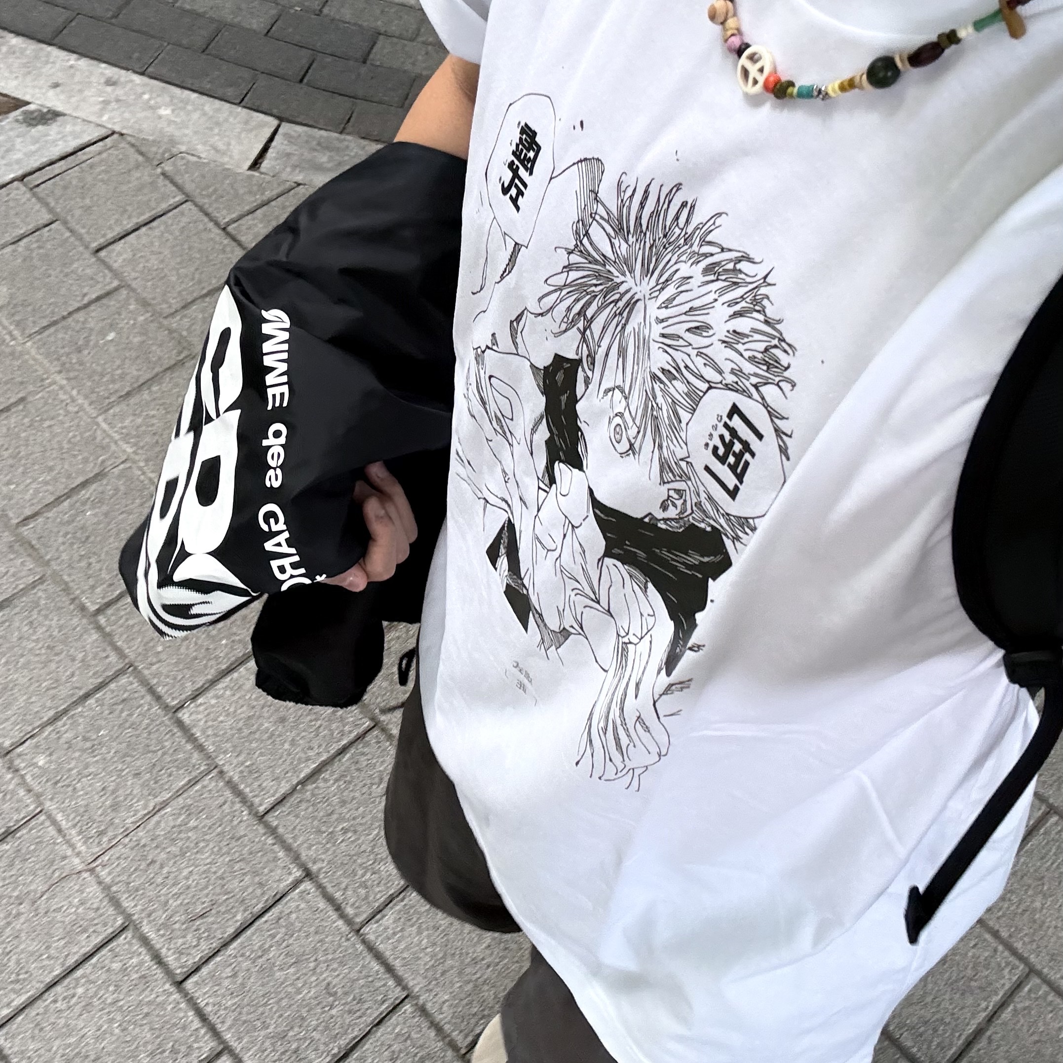 Uniqlo UT Shueisha 100th Anniversary Jujutsu Kaisen T-Shirt White, CDG Logo Coach Jacket Black 착용 스타일