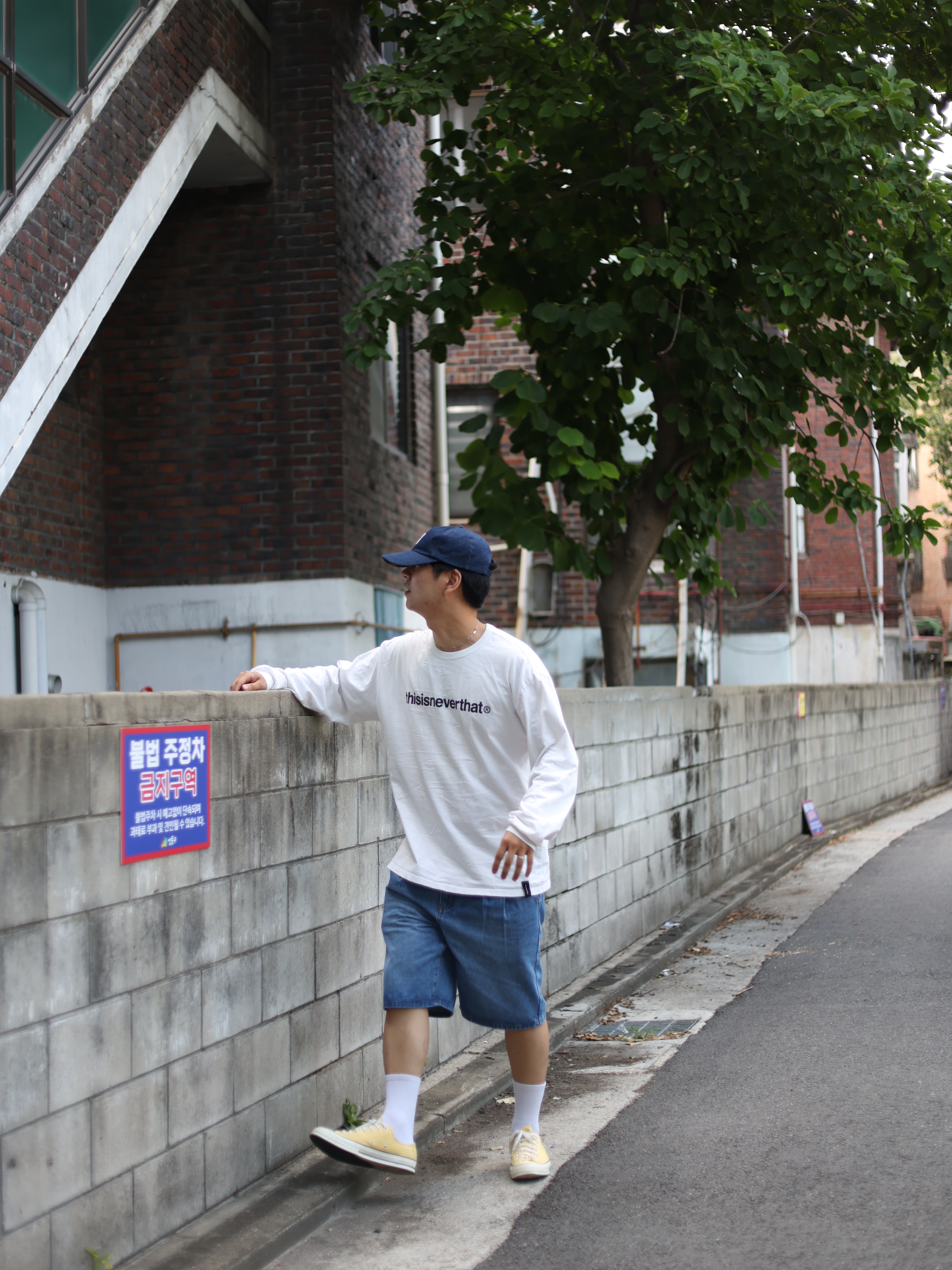 [KREAM 단독][니티드X림박스] Knitted Relaxed Washing Denim Two-Tuck Cinch Back Shorts Washing Blue 착용 스타일 - 5