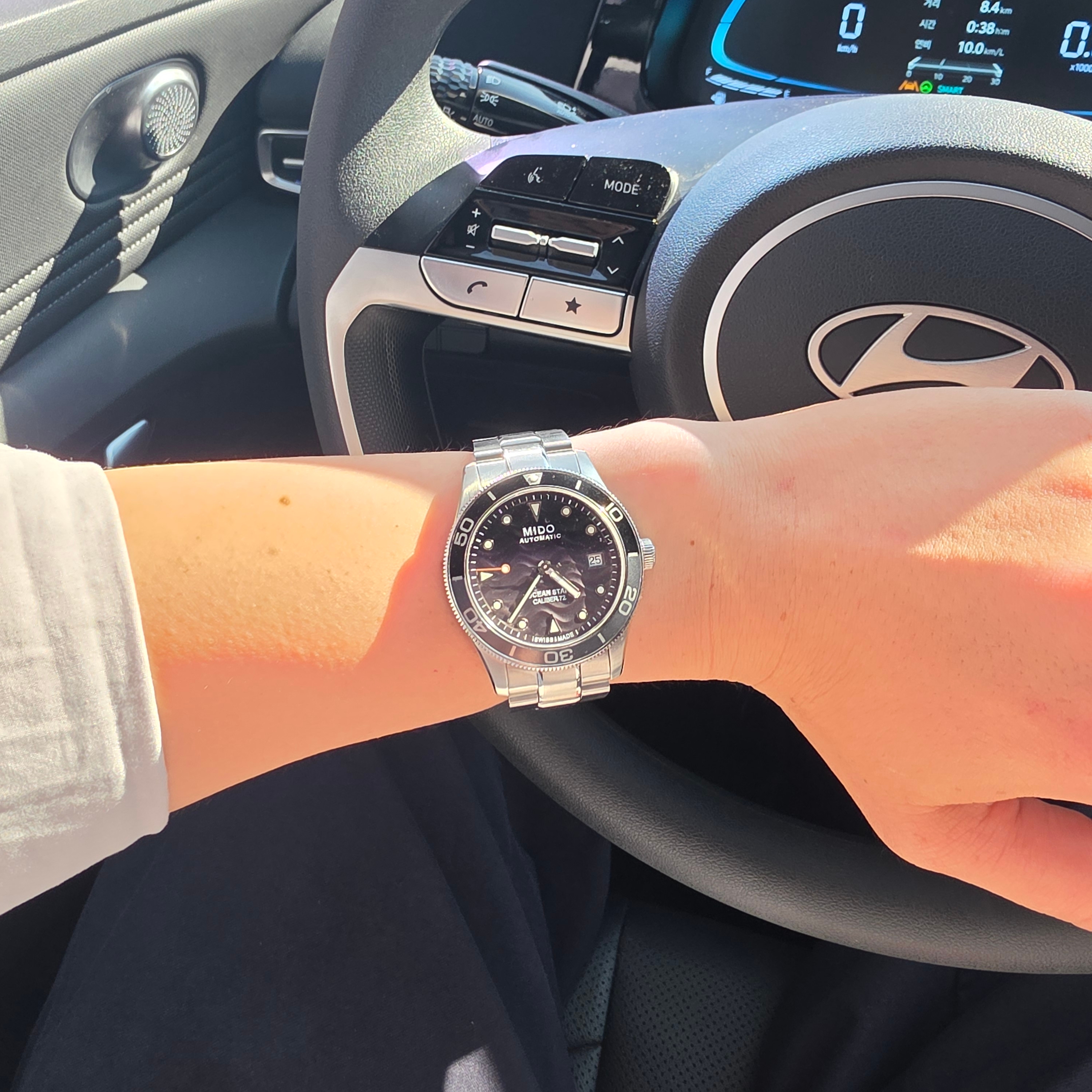 Mido Ocean Star 39 Stainless Steel Grey Gradient 착용 스타일